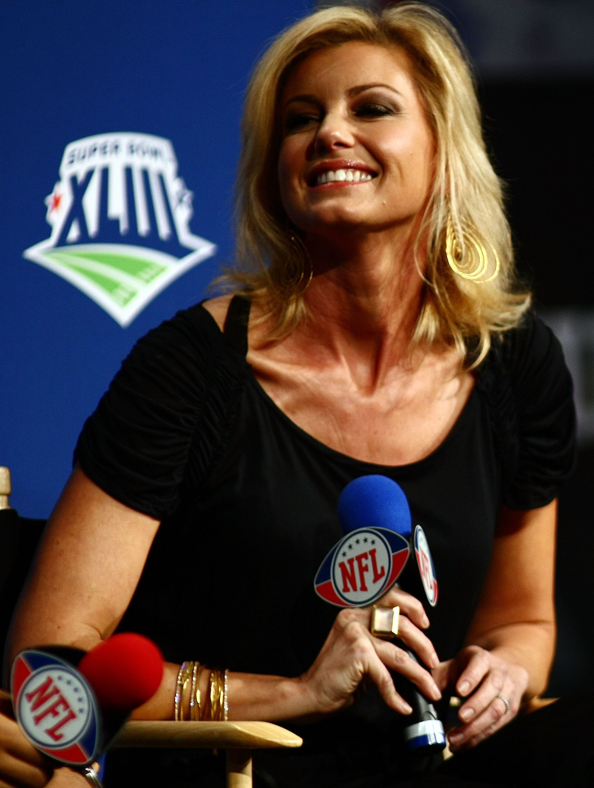 TAMPA, FL - JANUARY 29:  Singer Faith Hill speaks at the pregame show and national anthem press conference held at the Tampa Convention Center on January 29, 2009 in Tampa, Florida.  (Photo by Chris McGrath/Getty Images)