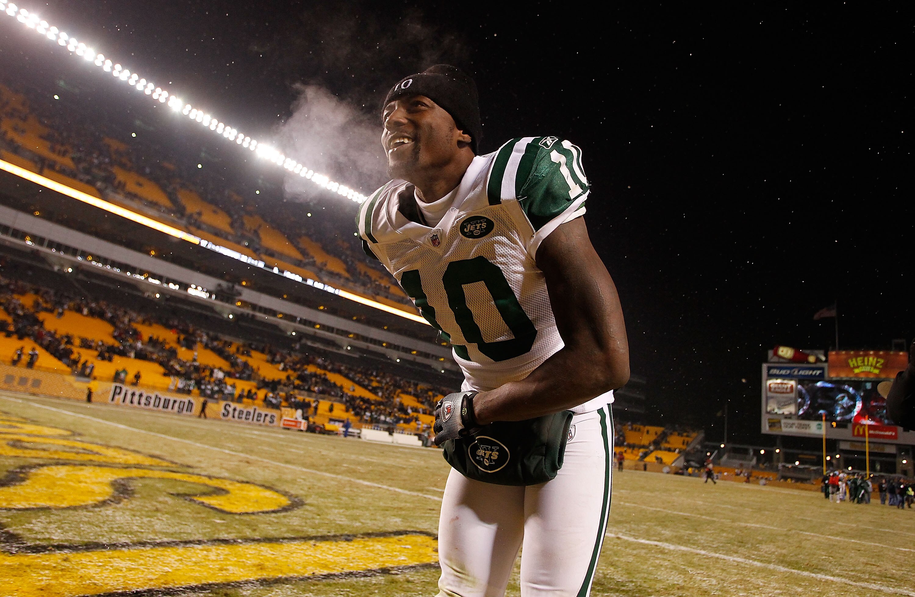 PITTSBURGH - DECEMBER 19:  Santonio Holmes #10 of the New York Jets bows to the crowd following their win against the Pittsburgh Steelers on December 19, 2010 at Heinz Field in Pittsburgh, Pennsylvania.  (Photo by Jared Wickerham/Getty Images)