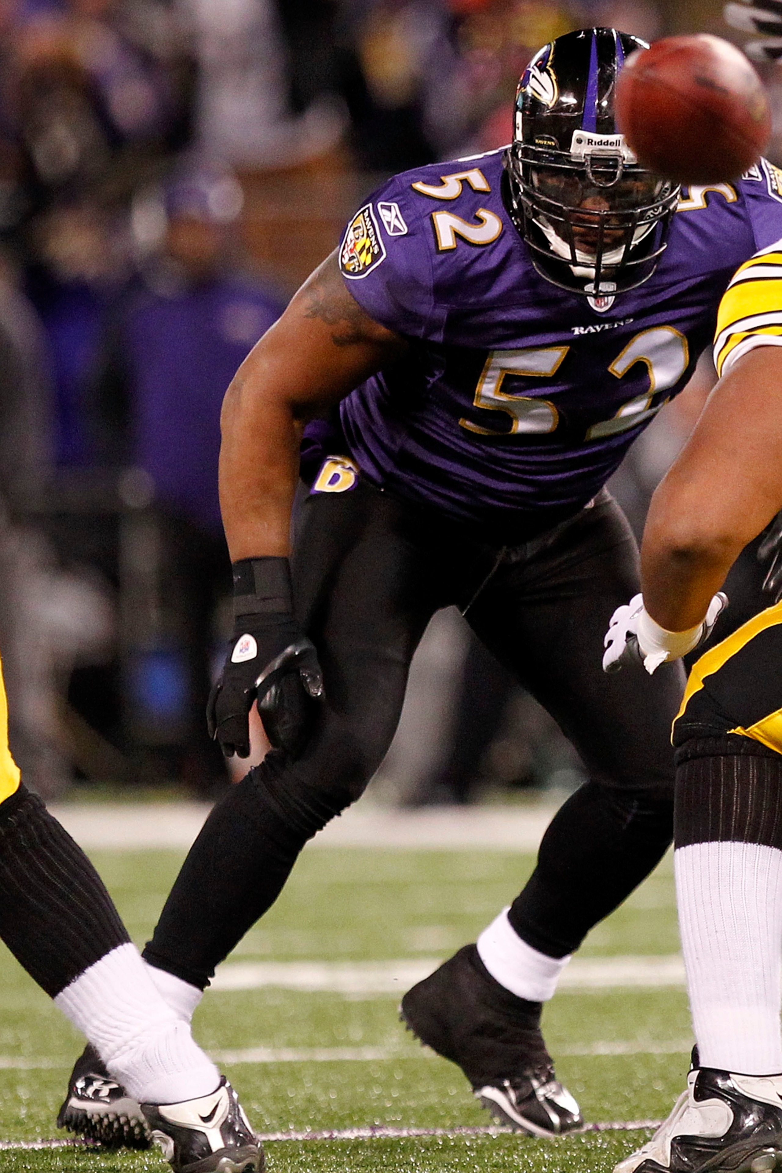 BALTIMORE, MD - DECEMBER 05: Ray Lewis #52 of the Baltimore Ravens follows the ball against the Pittsburgh Steelers at M&T Bank Stadium on December 5, 2010 in Baltimore, Maryland.  (Photo by Geoff Burke/Getty Images)
