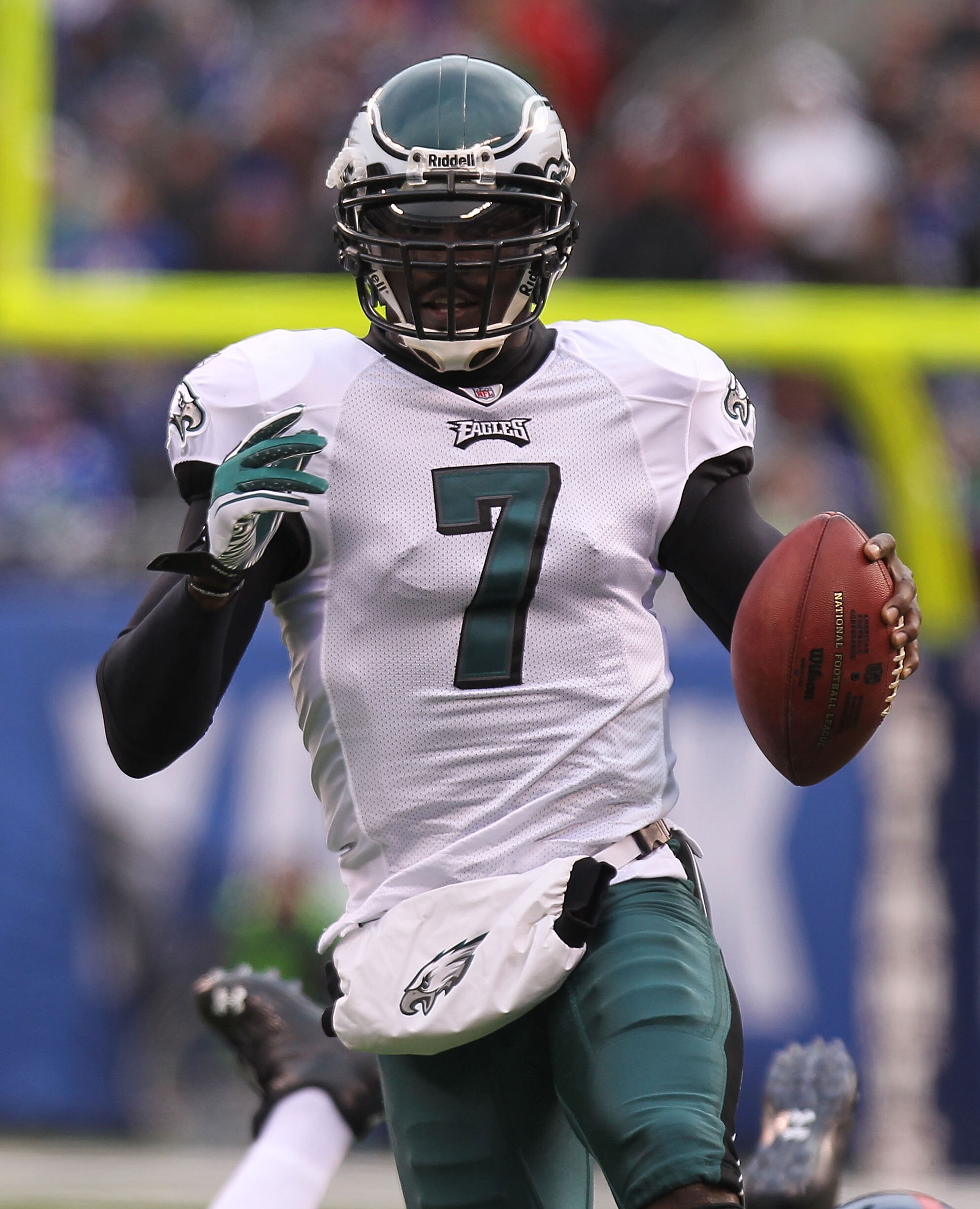 EAST RUTHERFORD, NJ - DECEMBER 19:  Michael Vick #7 of the Philadelphia Eagles rushes against the New York Giants at New Meadowlands Stadium on December 19, 2010 in East Rutherford, New Jersey.  (Photo by Nick Laham/Getty Images)