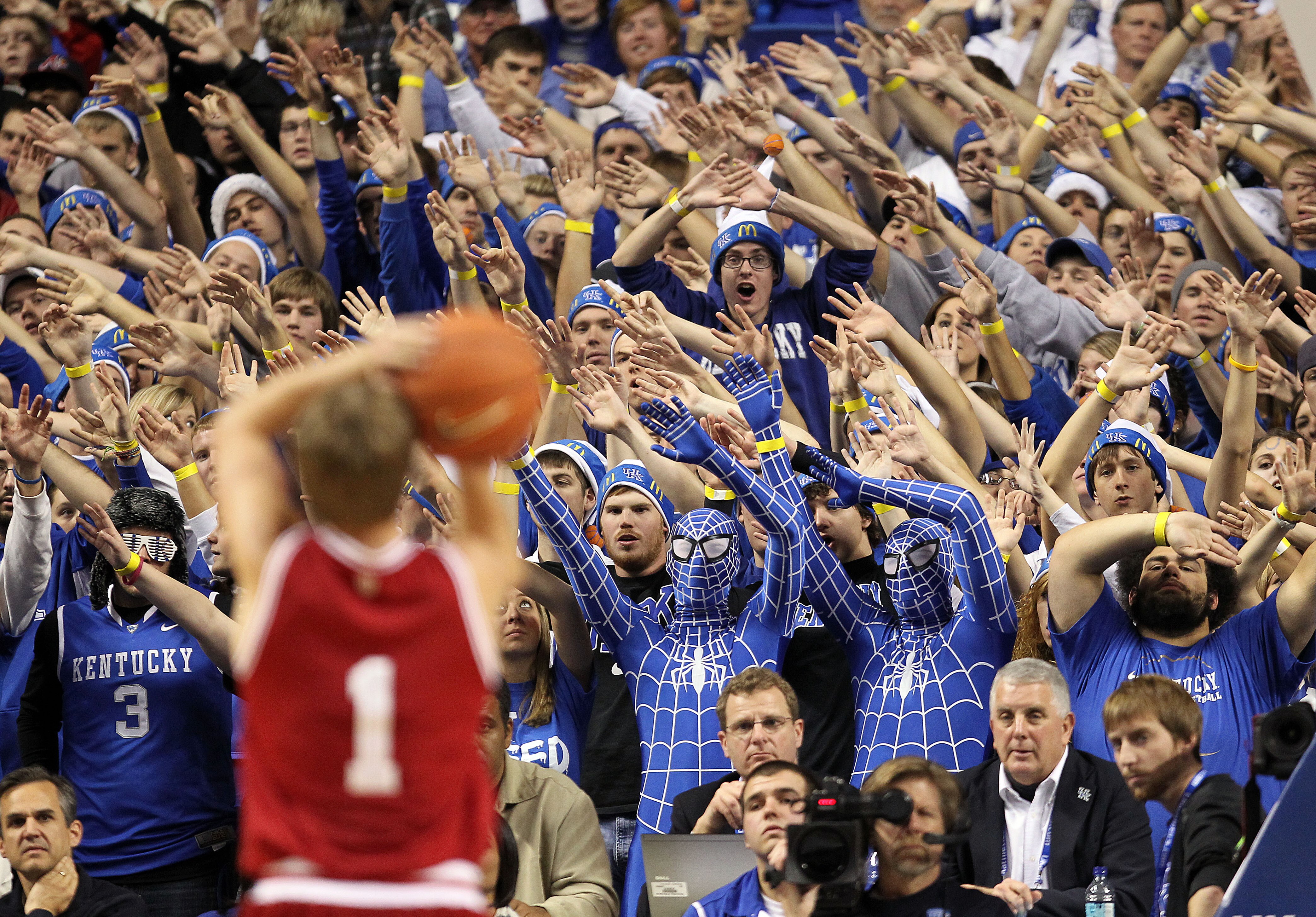 LEXINGTON, KY - DECEMBER 11:  The Kentucky Wildcats fans try to distract Jordan Hulls #1 of the Indiana Hoosiers as he shoots a free throw during the game against  on December 11, 2010 in Lexington, Kentucky.  (Photo by Andy Lyons/Getty Images)