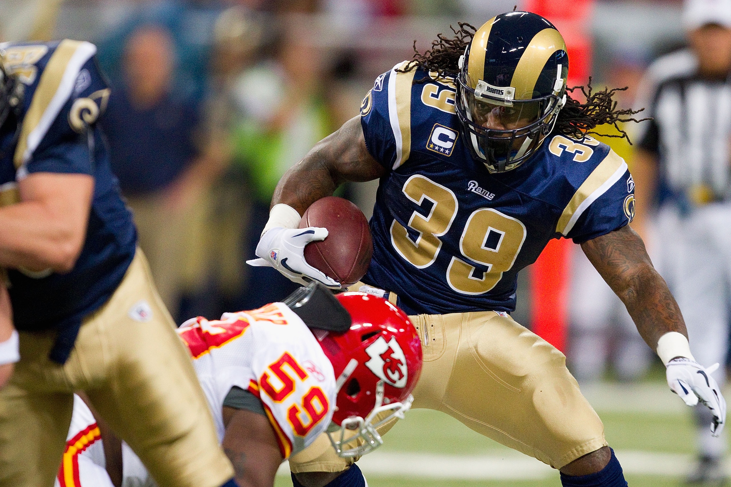 ST. LOUIS, MO - DECEMBER 19: Steven Jackson #39 of the St. Louis Rams rushes against the Kansas City Chiefs at the Edward Jones Dome on December 19, 2010 in St. Louis, Missouri.  The Chiefs beat the Rams 27-13.  (Photo by Dilip Vishwanat/Getty Images)