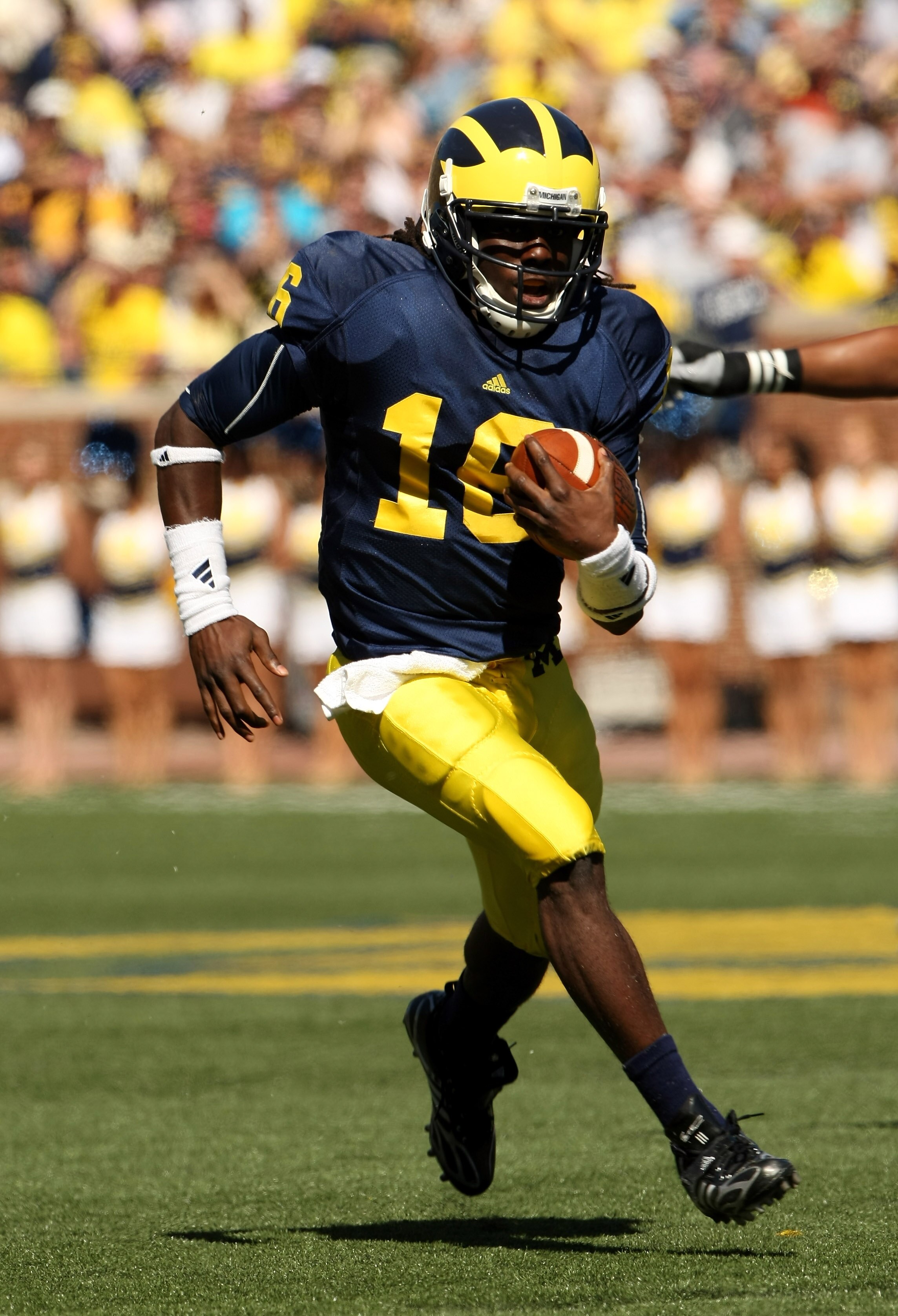 ANN ARBOR, MI - SEPTEMBER 19:  Quarterback Denard Robinson #16 of the Michigan Wolverines carries the ball on a 36 yard touchdown run in the fourth quarter against the Eastern Michigan Eagles at Michigan Stadium on September 19, 2009 in Ann Arbor, Michiga