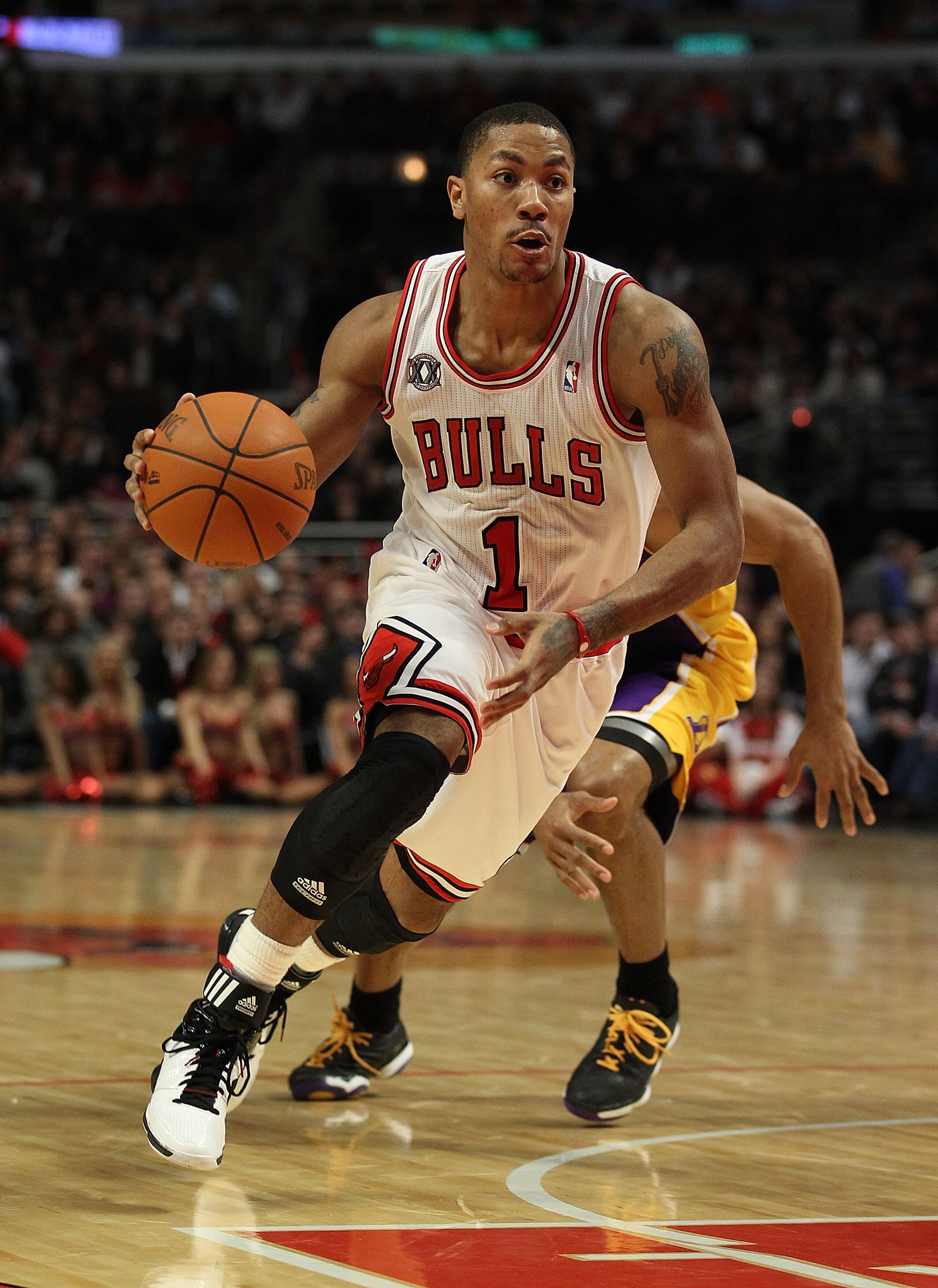 CHICAGO, IL - DECEMBER 10: Derrick Rose #1 of the Chicago Bulls drives against the Los Angeles Lakers at the United Center on December 10, 2010 in Chicago, Illinois. The Bulls defeated the Lakers 88-84. NOTE TO USER: User expressly acknowledges and agrees