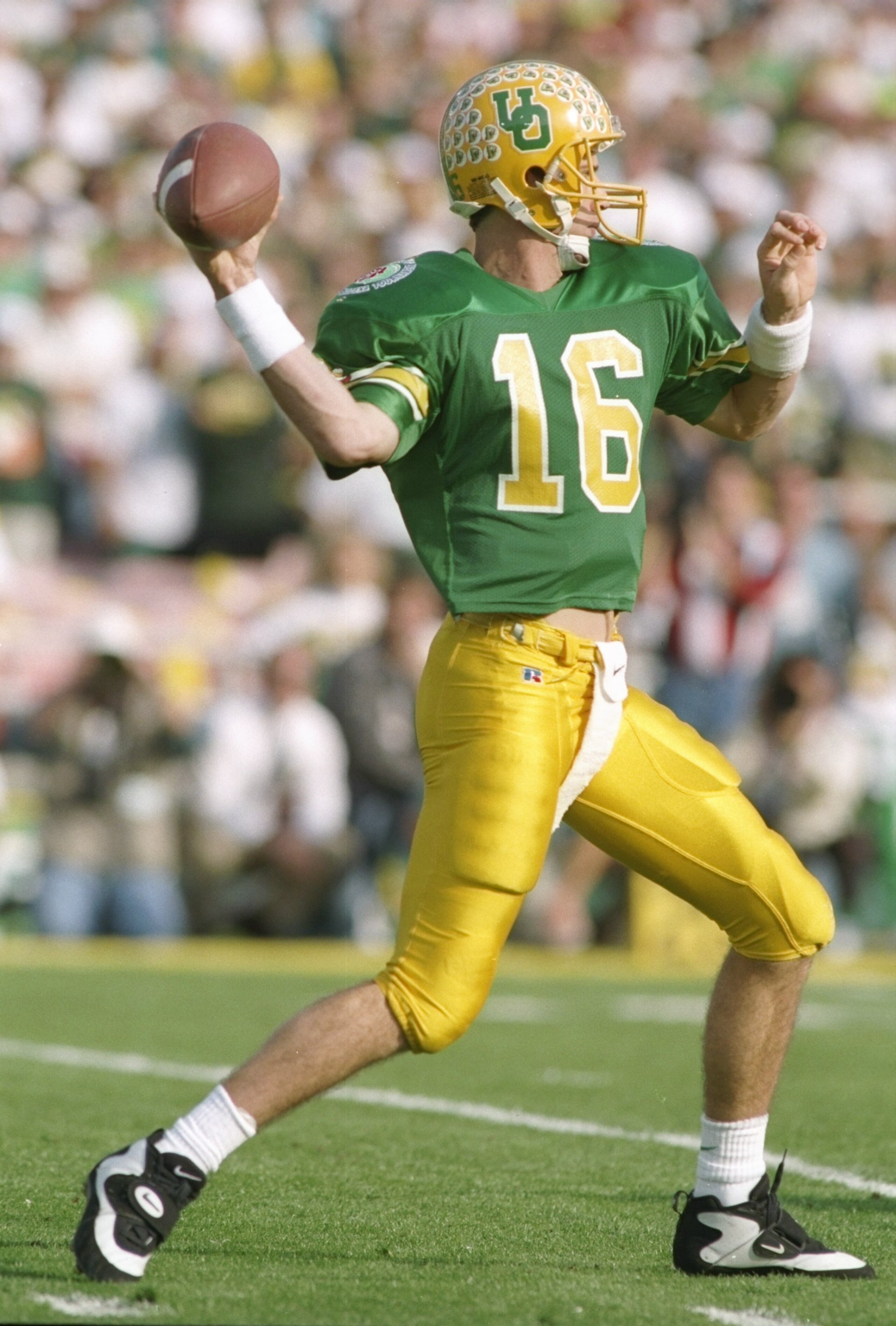 2 Jan 1995:  Quarterback Danny O''Neil of the Oregon Ducks prepares to pass the football during the Rose Bowl game against the Penn State Nittany Lions in Pasadena, California.  Penn State won the game 39-20. Mandatory Credit: Stephen Dunn  /Allsport