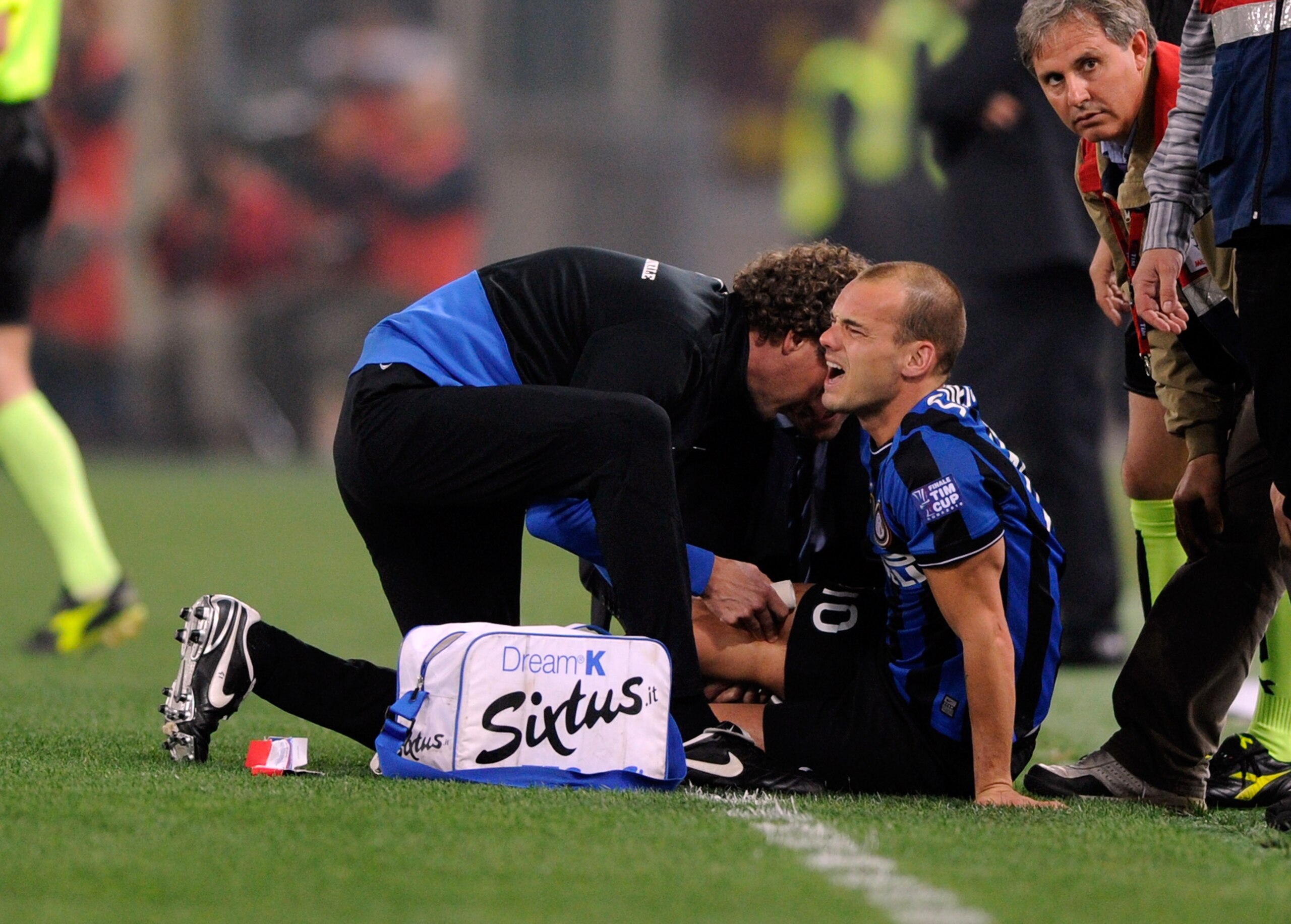 ROME - MAY 05:  Wesley Sneijder of FC Inter Milan injured during the Tim Cup between FC Internazionale Milano and AS Roma at Stadio Olimpico on May 5, 2010 in Rome, Italy.  (Photo by Claudio Villa/Getty Images)