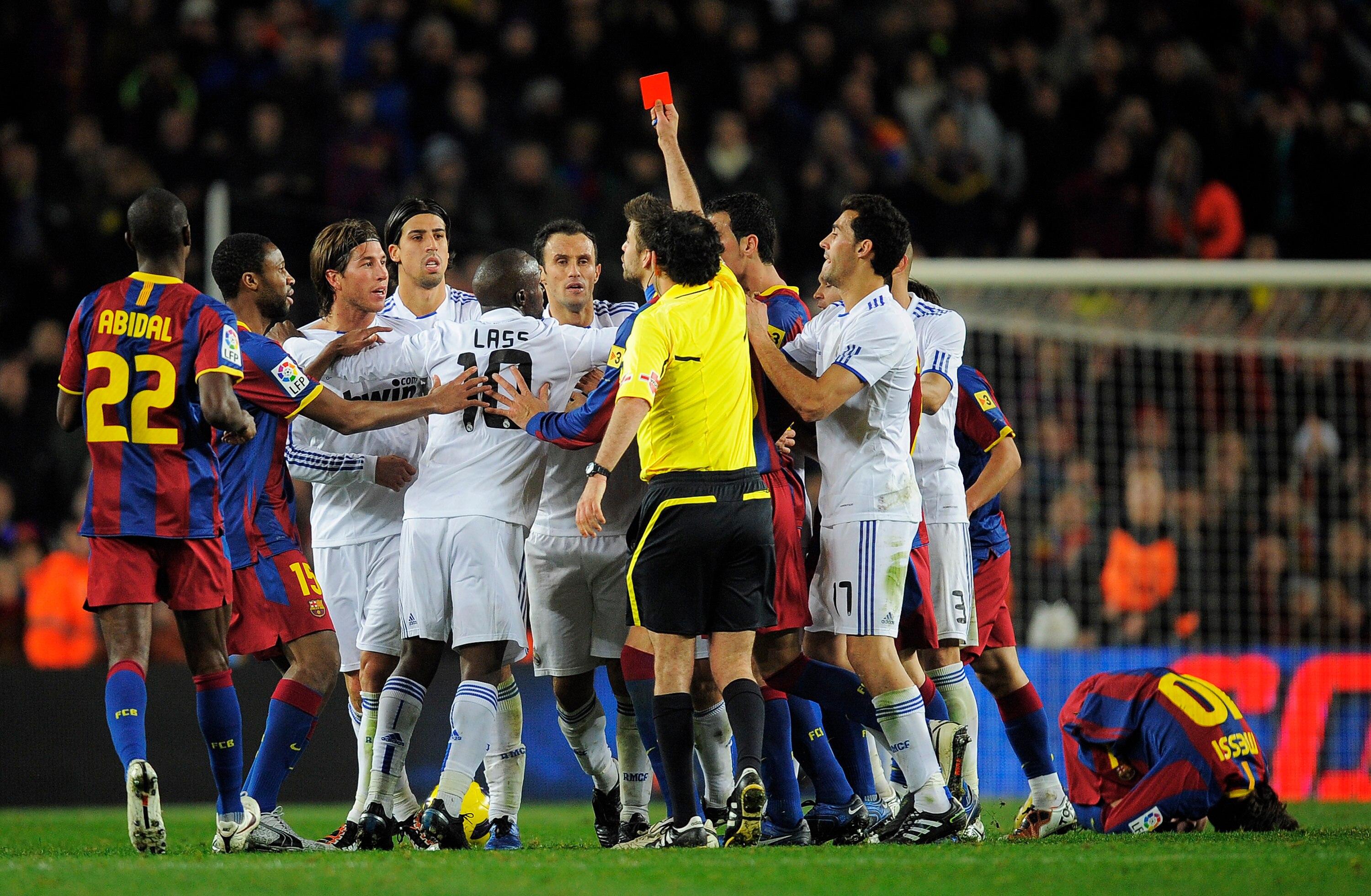 BARCELONA, SPAIN - NOVEMBER 29:  Sergio Ramos (3thL) is shown the red card by referee Iturralde Gonzalez during the La Liga match between Barcelona and Real Madrid at the Camp Nou Stadium on November 29, 2010 in Barcelona, Spain.  Barcelona won the match 