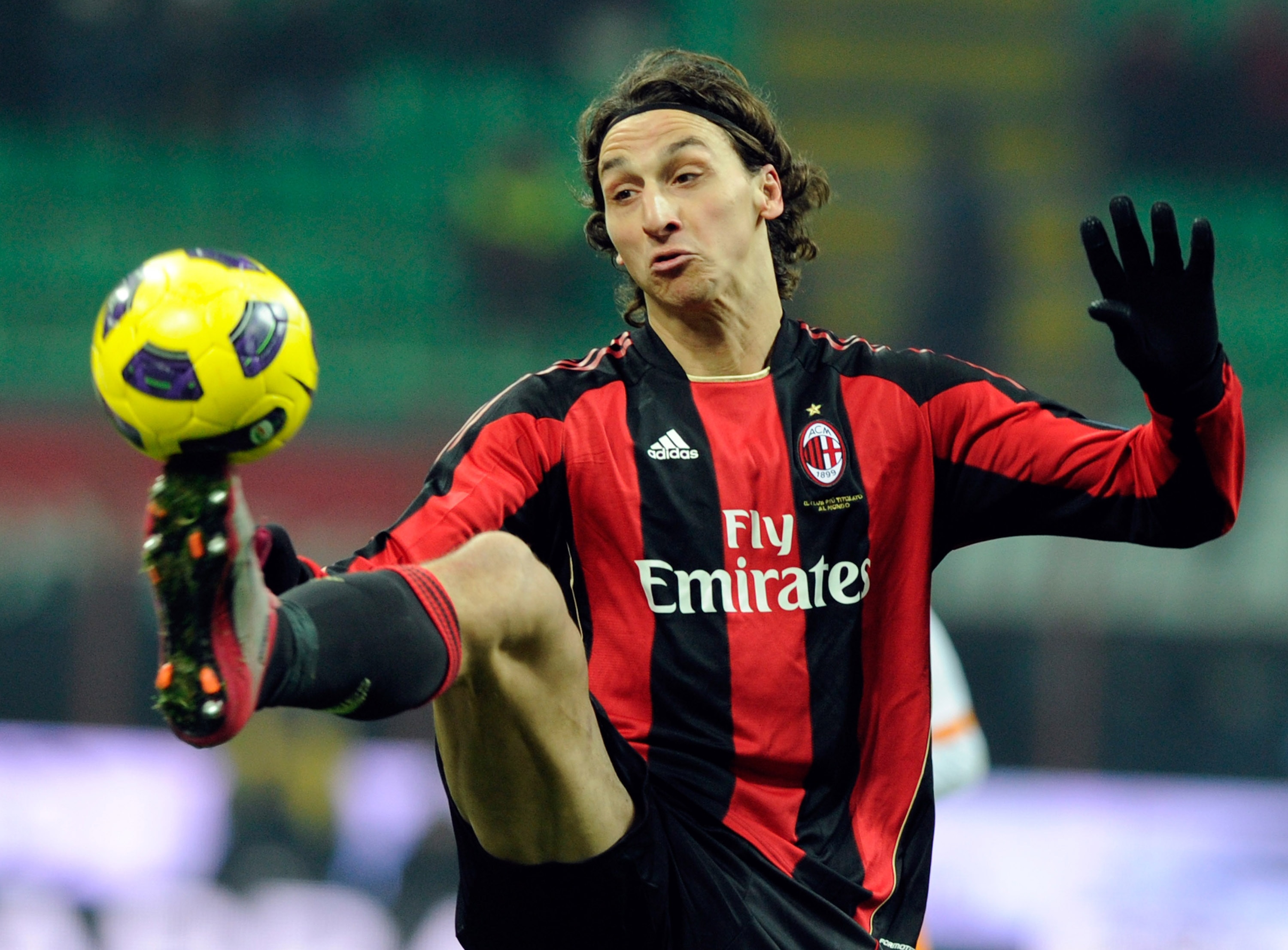 MILAN, ITALY - DECEMBER 18:  Zlatan Ibrahimovic of AC Milan controls the ball during the Serie A match between AC Milan and AS Roma at Stadio Giuseppe Meazza on December 18, 2010 in Milan, Italy.  (Photo by Claudio Villa/Getty Images)