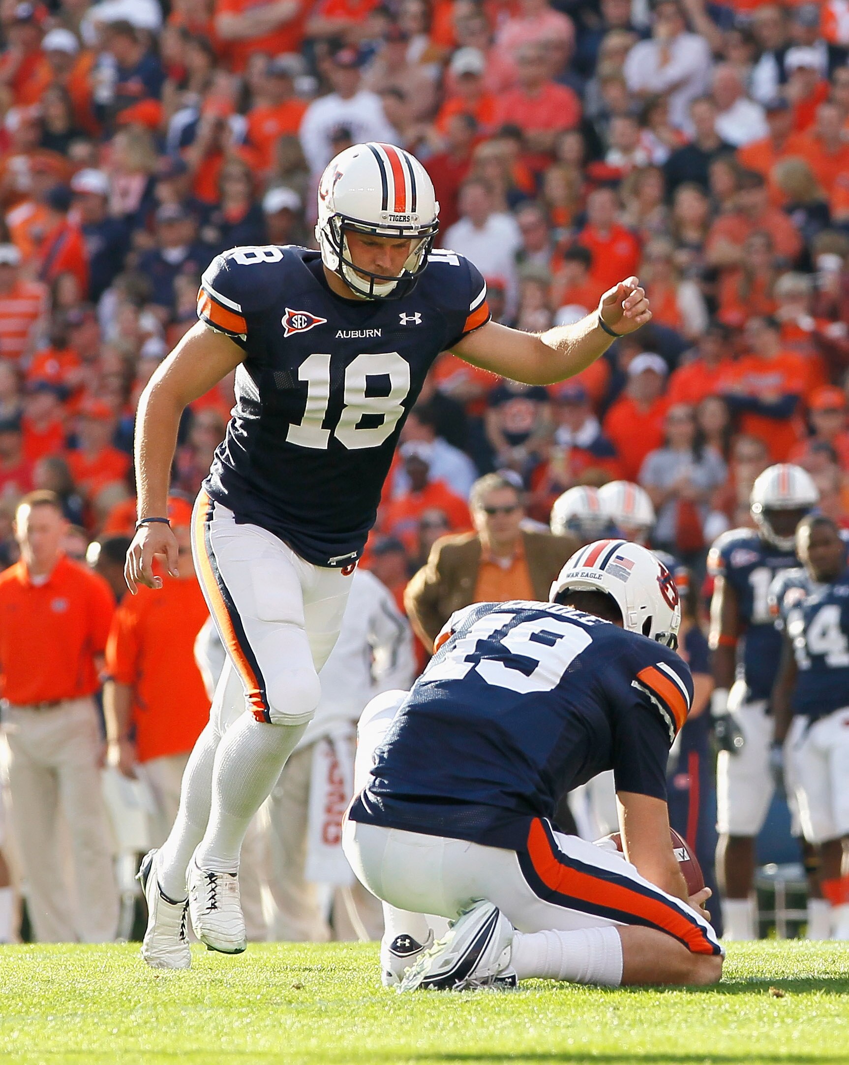 AUBURN, AL - NOVEMBER 13:  Wes Byrum #18 of the Auburn Tigers against the Georgia Bulldogs at Jordan-Hare Stadium on November 13, 2010 in Auburn, Alabama.  (Photo by Kevin C. Cox/Getty Images)
