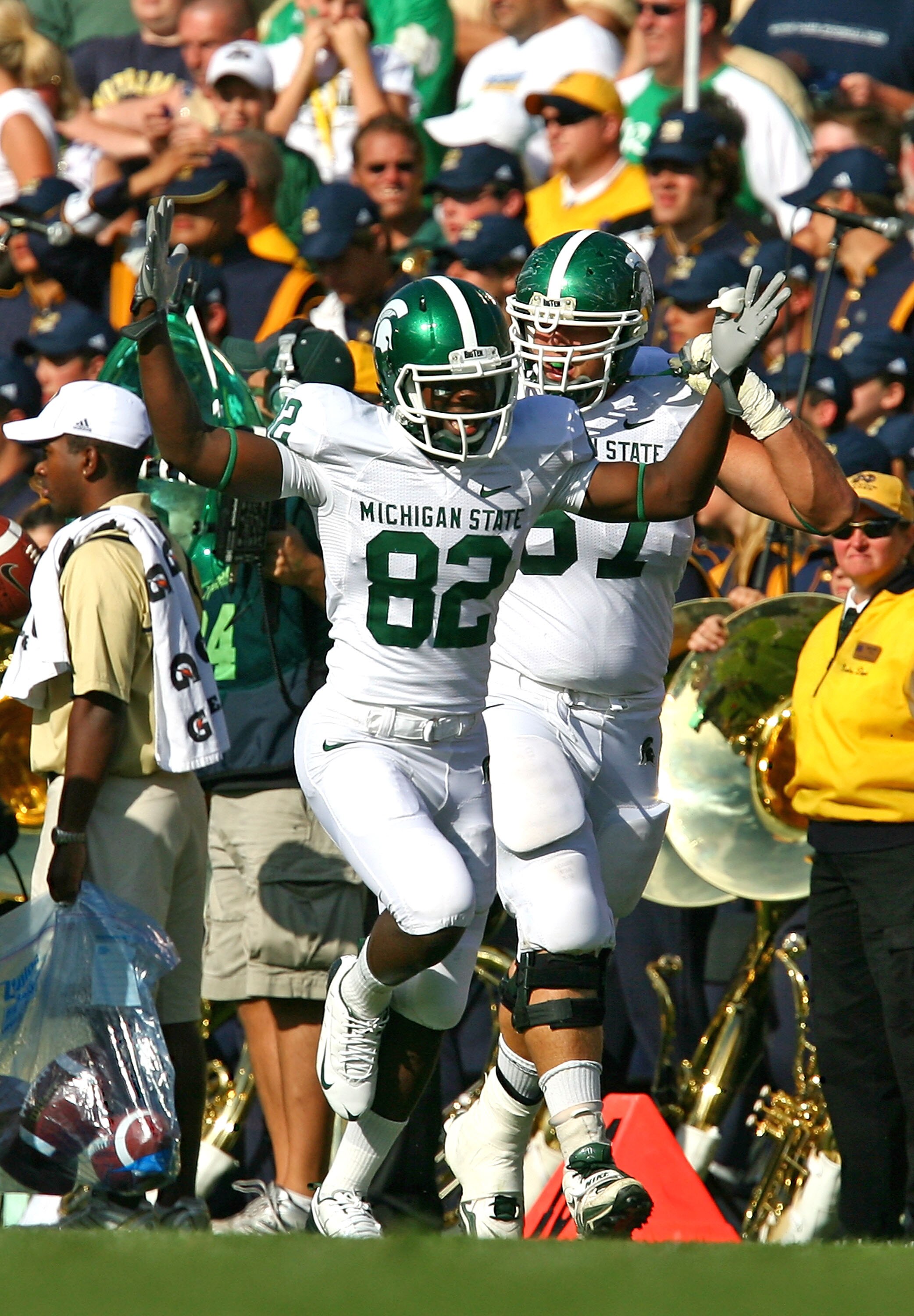 SOUTH BEND, IN - SEPTEMBER 19: Keshawn Martin #82 of the Michigan State Spartans celebrates throwing a touchdown pass on an option play against the Notre Dame Fighting Irish on September 19, 2009 at Notre Dame Stadium in South Bend, Indiana. (Photo by Jon SOUTH BEND, IN - SEPTEMBER 19: Keshawn Martin #82 of the Michigan State Spartans celebrates throwing a touchdown pass on an option play against the Notre Dame Fighting Irish on September 19, 2009 at Notre Dame Stadium in South Bend, Indiana. (Photo by Jon