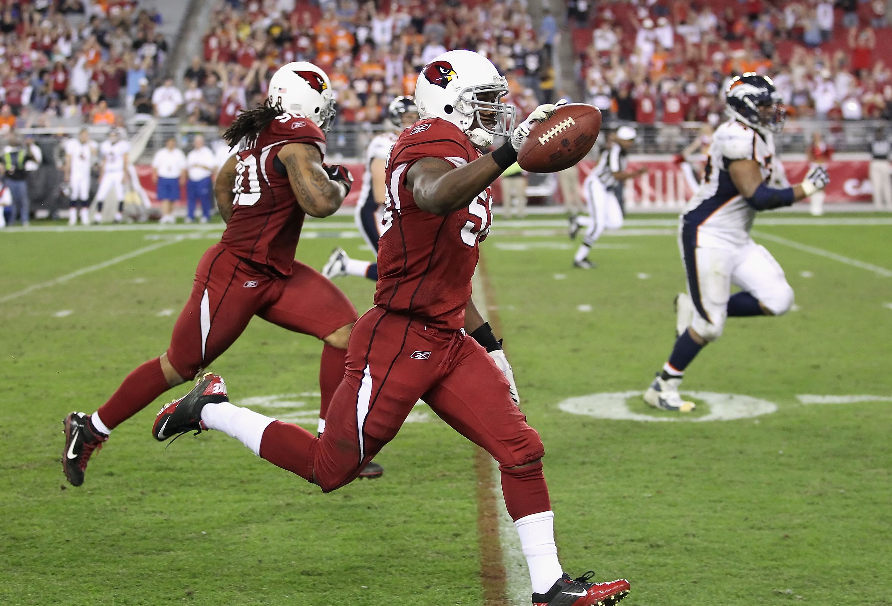 GLENDALE, AZ - DECEMBER 12:   Linebacker Daryl Washington #58 of the Arizona Cardinals runs with the football on a 40 touchdown interception against the Denver Broncos during the fourth quarter of the NFL game at the University of Phoenix Stadium on Decem