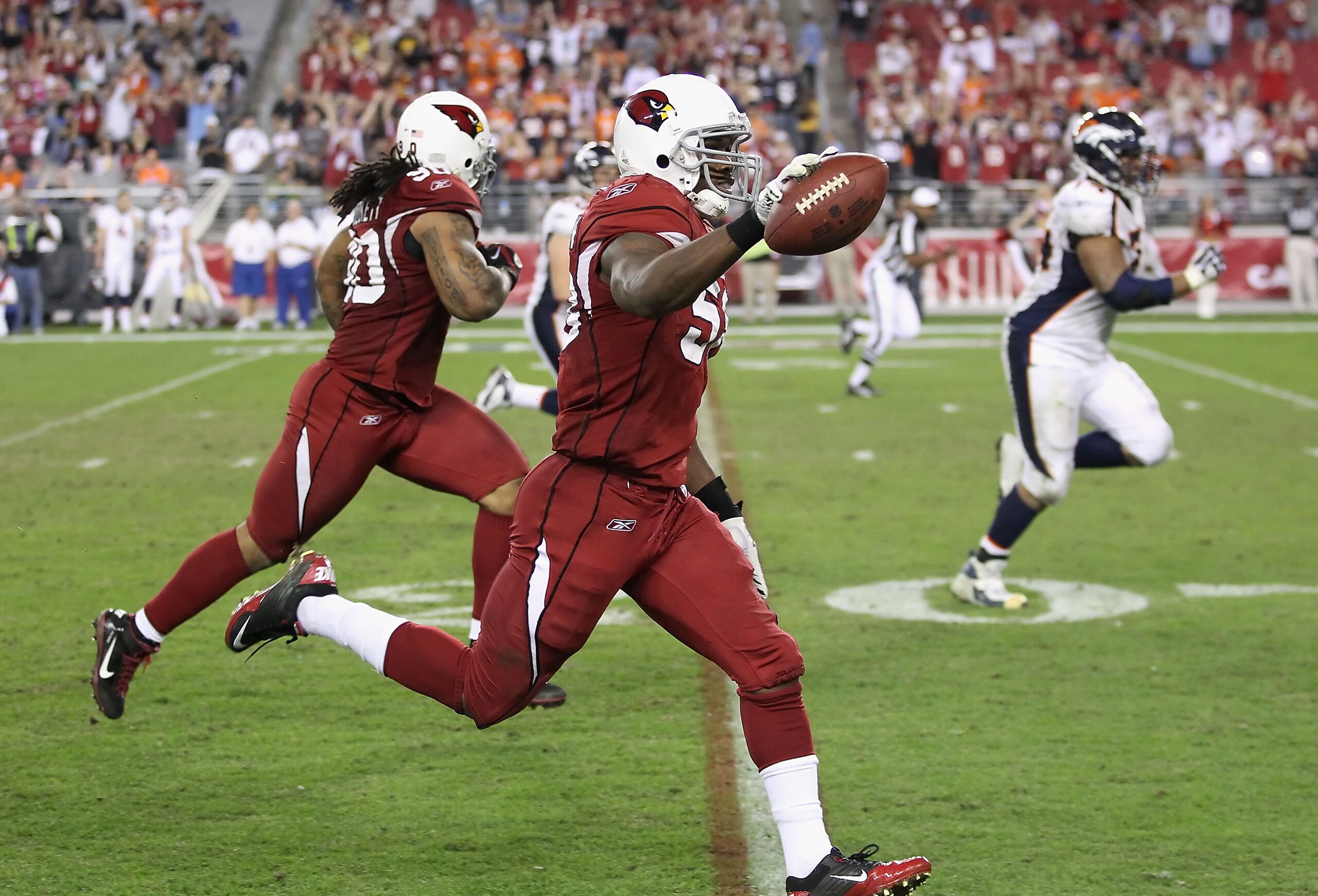 GLENDALE, AZ - DECEMBER 12:   Linebacker Daryl Washington #58 of the Arizona Cardinals runs with the football on a 40 touchdown interception against the Denver Broncos during the fourth quarter of the NFL game at the University of Phoenix Stadium on Decem