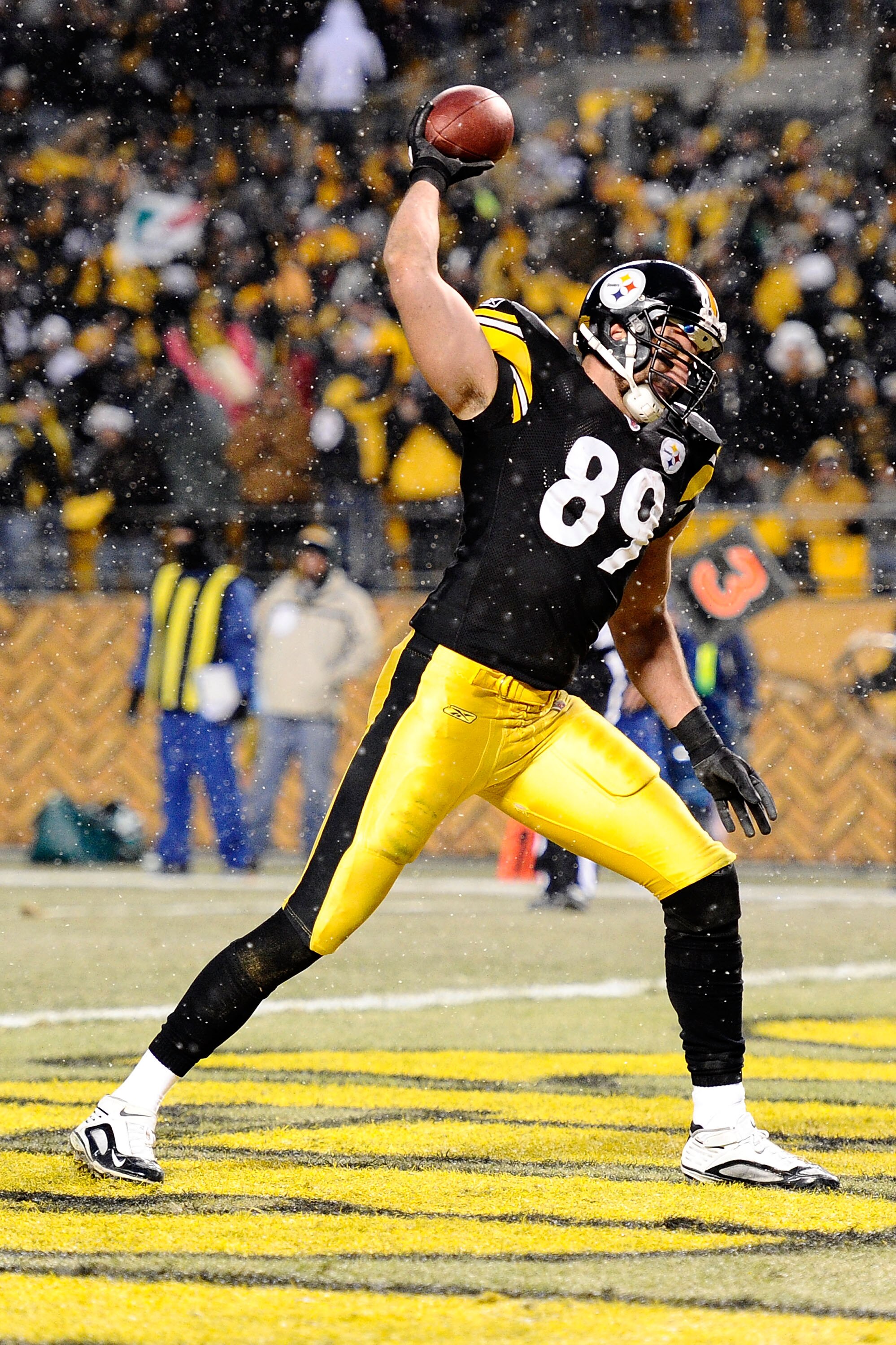 PITTSBURGH - DECEMBER 19:  Matt Spaeth #89 of the Pittsburgh Steelers spikes the football after his touchdown during their game against the New York Jets at Heinz Field on December 19, 2010 in Pittsburgh, Pennsylvania.  (Photo by Karl Walter/Getty Images)