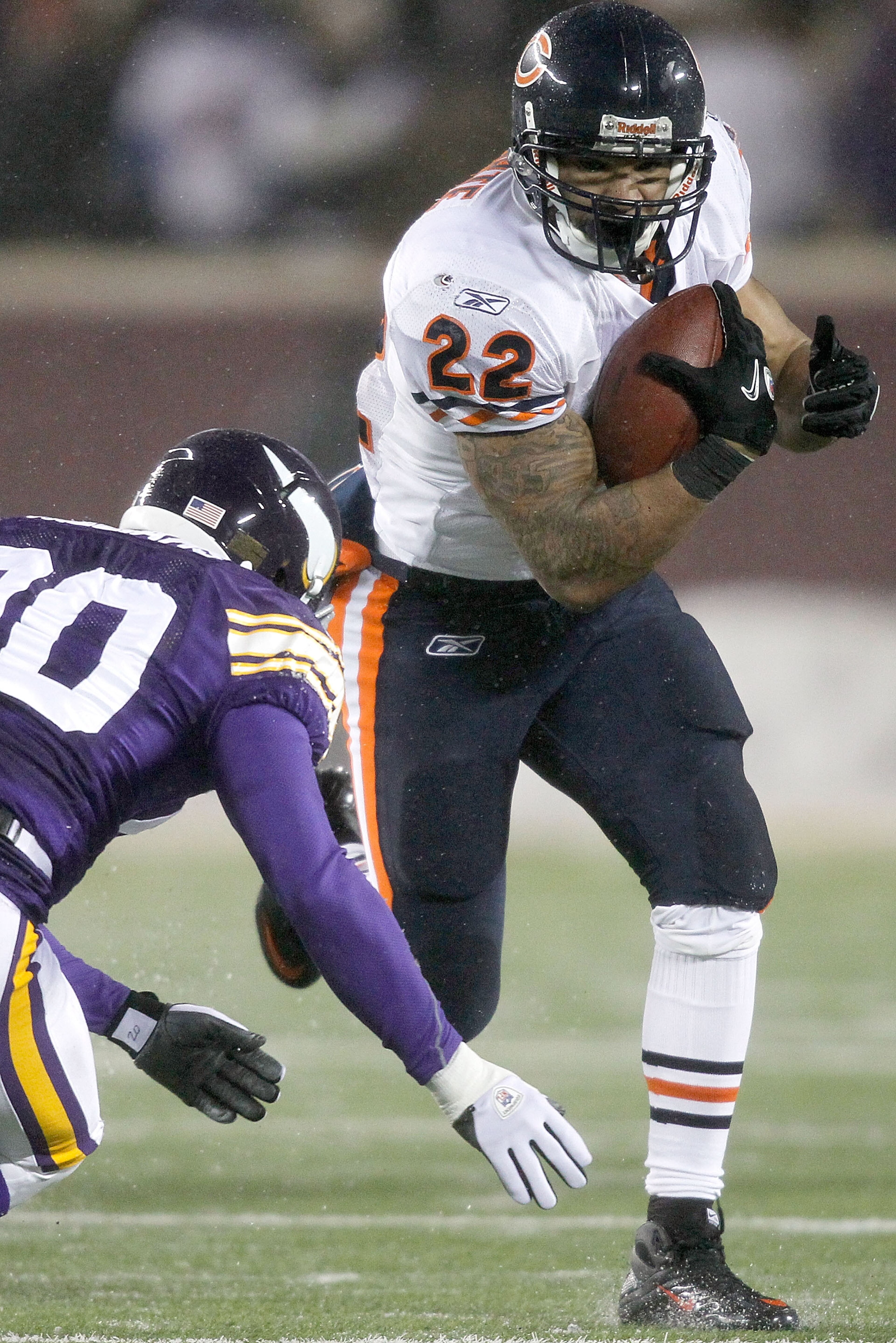 MINNEAPOLIS, MN - DECEMBER 20:  Matt Forte #22 of the Chicago Bears carries the ball against Madieu Williams #20 of the Minnesota Vikings at TCF Bank Stadium on December 20, 2010 in Minneapolis, Minnesota.  (Photo by Matthew Stockman/Getty Images)
