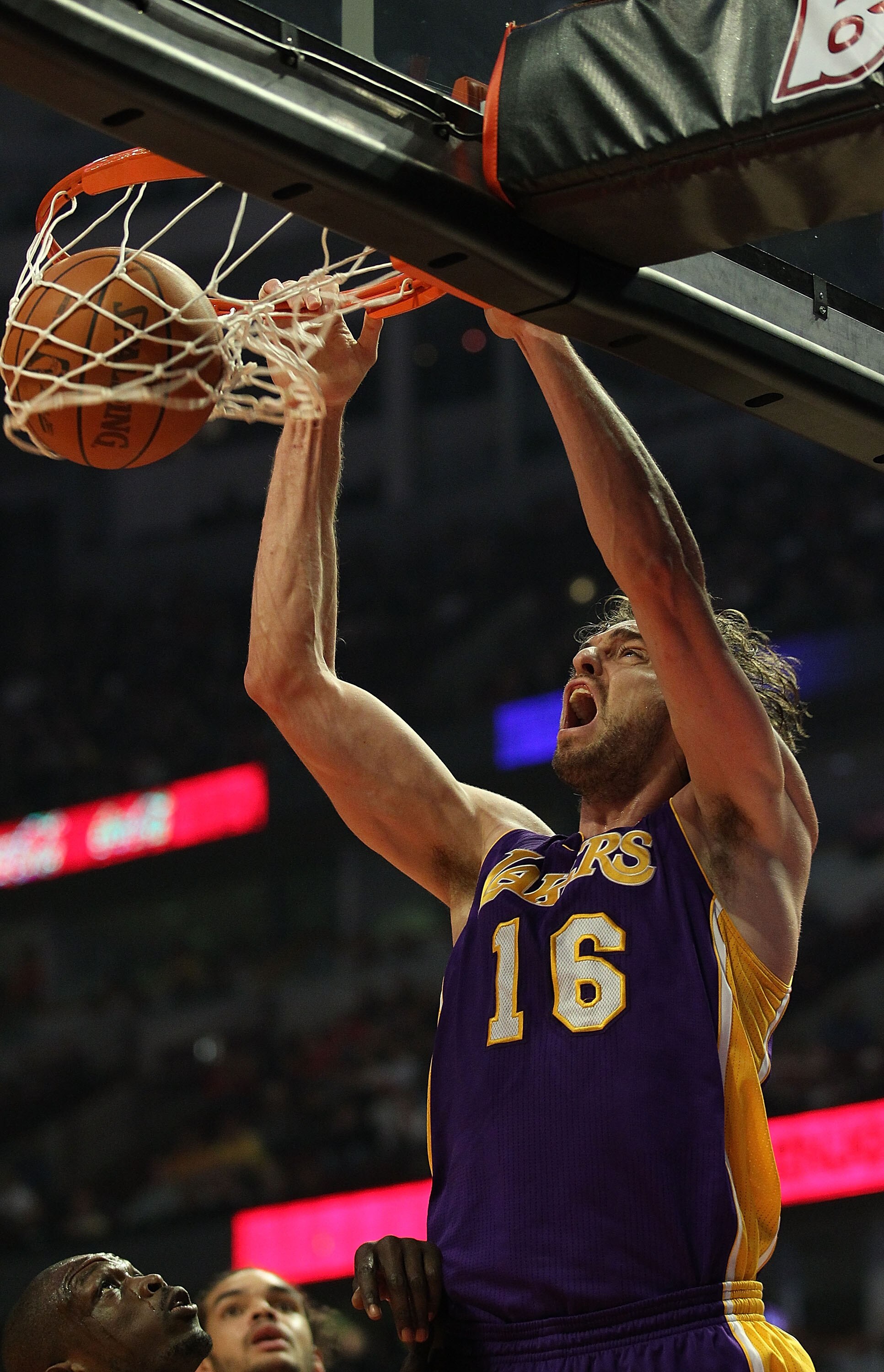 CHICAGO, IL - DECEMBER 10: Pau Gasol #16 of the Los Angeles Lakers dunks the ball against the Chicago Bulls at the United Center on December 10, 2010 in Chicago, Illinois. NOTE TO USER: User expressly acknowledges and agrees that, by downloading and/or us