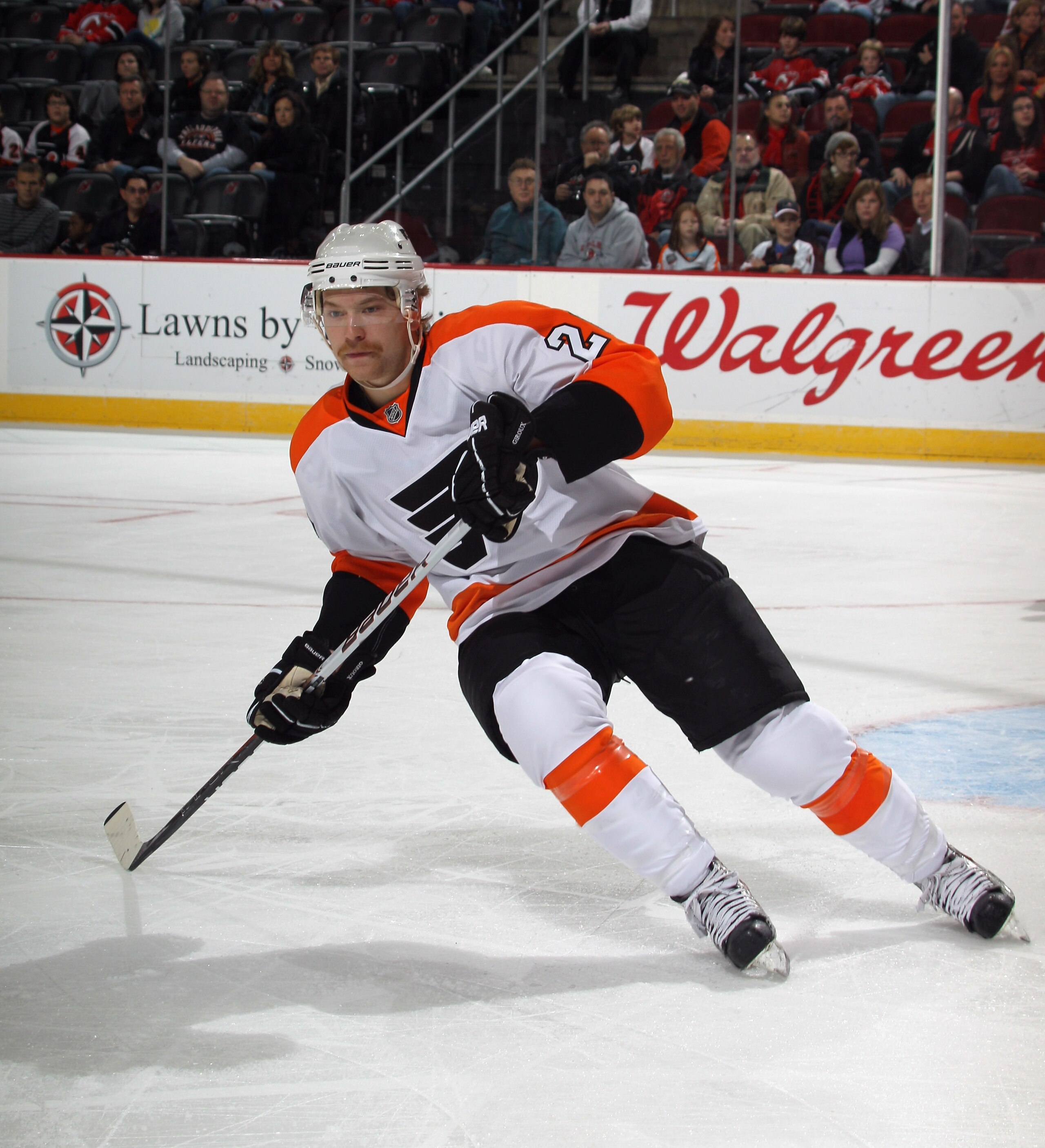 NEWARK, NJ - NOVEMBER 27:  Claude Giroux #28 of the Philadelphia Flyers skates against the New Jersey Devils at the Prudential Center on November 27, 2010 in Newark, New Jersey. The Devils defeated the Flyers 2-1 in the shoot out.  (Photo by Bruce Bennett