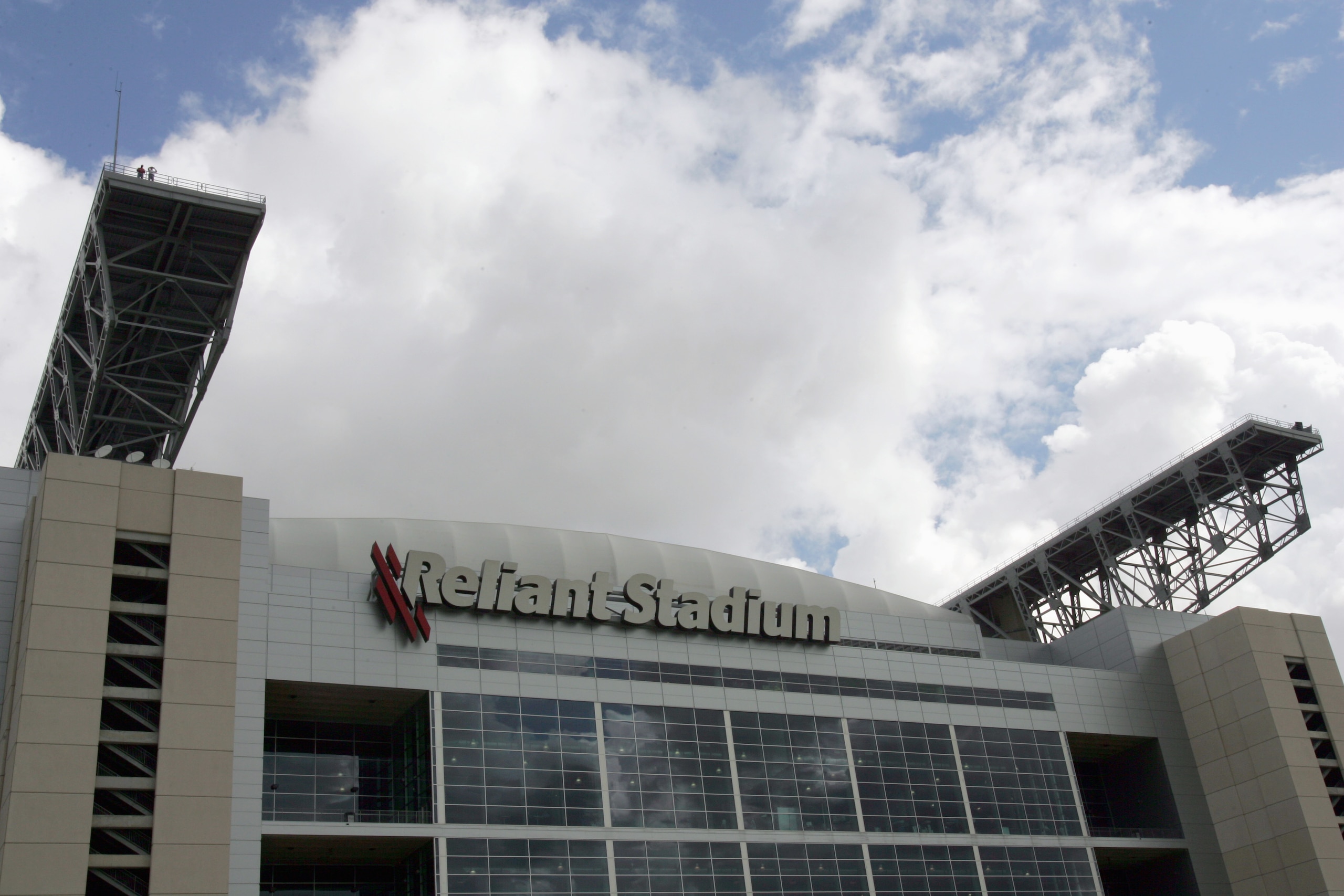 HOUSTON - SEPTEMBER 10:  A general exterior view of Reliant Stadium taken before the game between the Philadelphia Eagles and the Houston Texans on September 10, 2006 at Reliant Stadium in Houston, Texas. (Photo by Ronald Martinez/Getty Images)