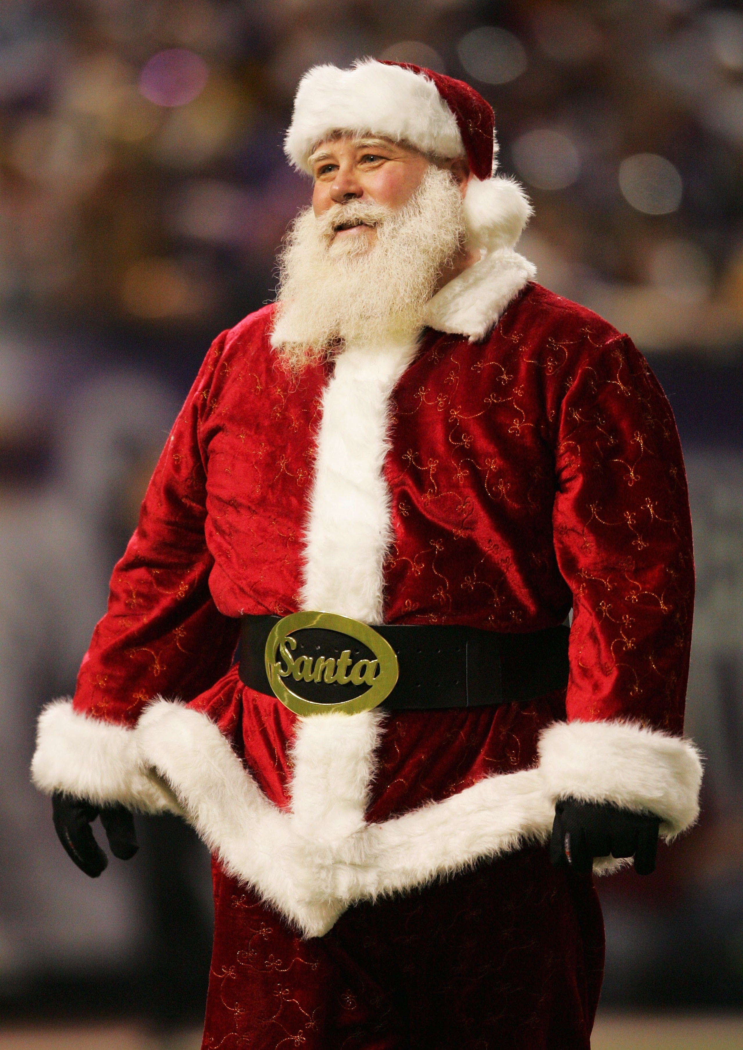 MINNEAPOLIS - DECEMBER 24: Santa Claus makes a visit to the Green Bay Packers verses the Minnesota Vikings game December 24, 2004 at the Hubert H Humphrey Metrodome in Minneapolis, Minnesota. (Photo by Matthew Stockman/Getty Images)