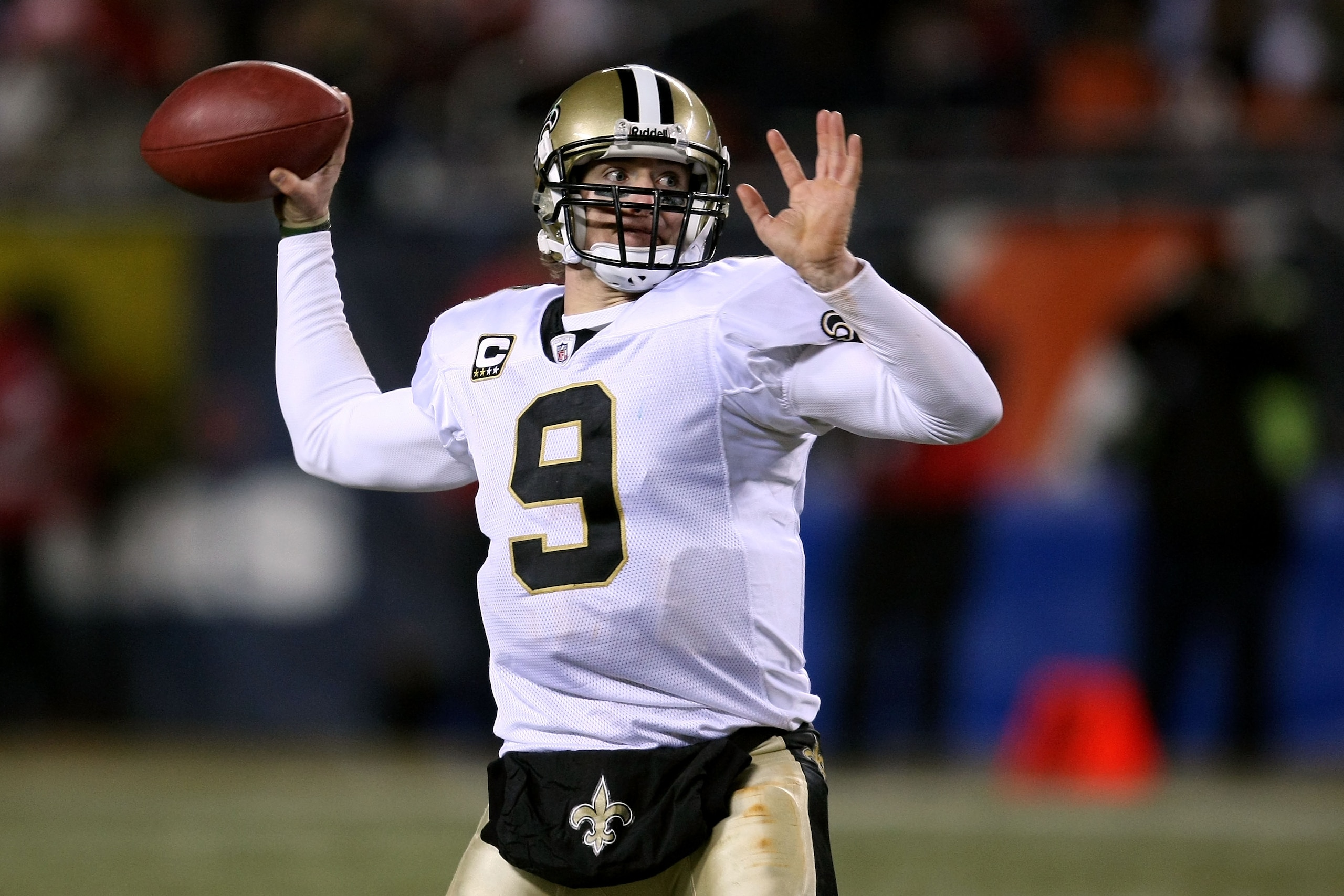 CHICAGO - DECEMBER 11:  Drew Brees #9 of the New Orleans Saints throws a pass against the Chicago Bears at Soldier Field on December 11, 2008 in Chicago, Illinois.  (Photo by Jonathan Daniel/Getty Images)