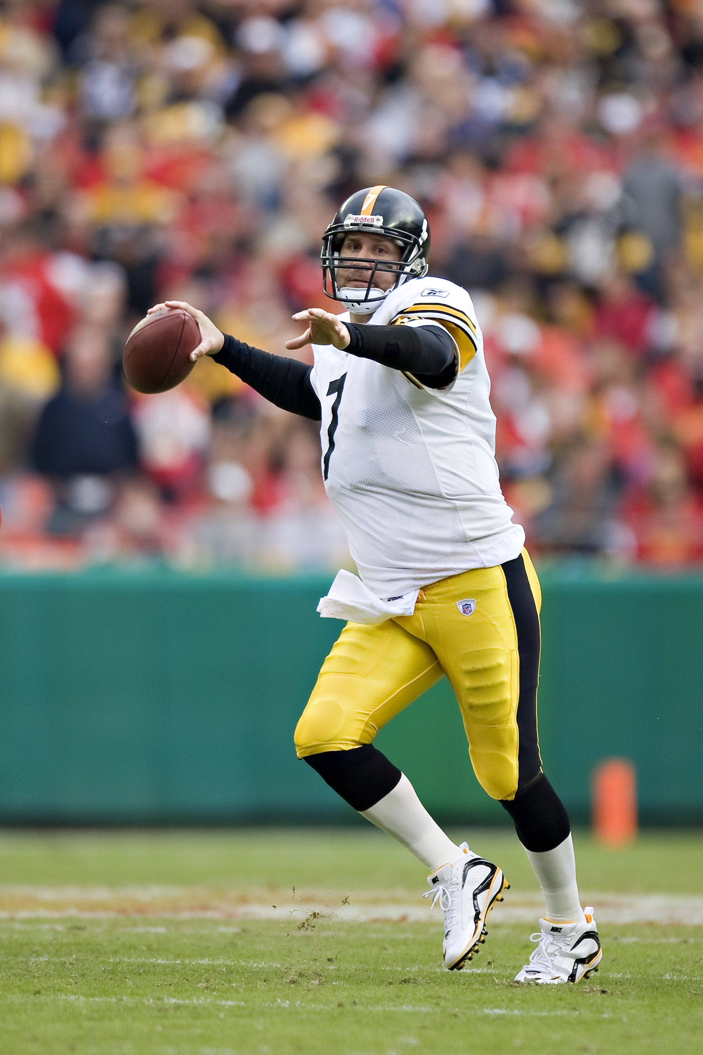 KANSAS CITY, MO - NOVEMBER 22:  Quarterback Ben Roethlisberger #7 of the Pittsburgh Steelers throws a pass during NFL action against the Kansas City Chiefs at Arrowhead Stadium on November 22, 2009 in Kansas City, Missouri.  The Chiefs defeated the Steele