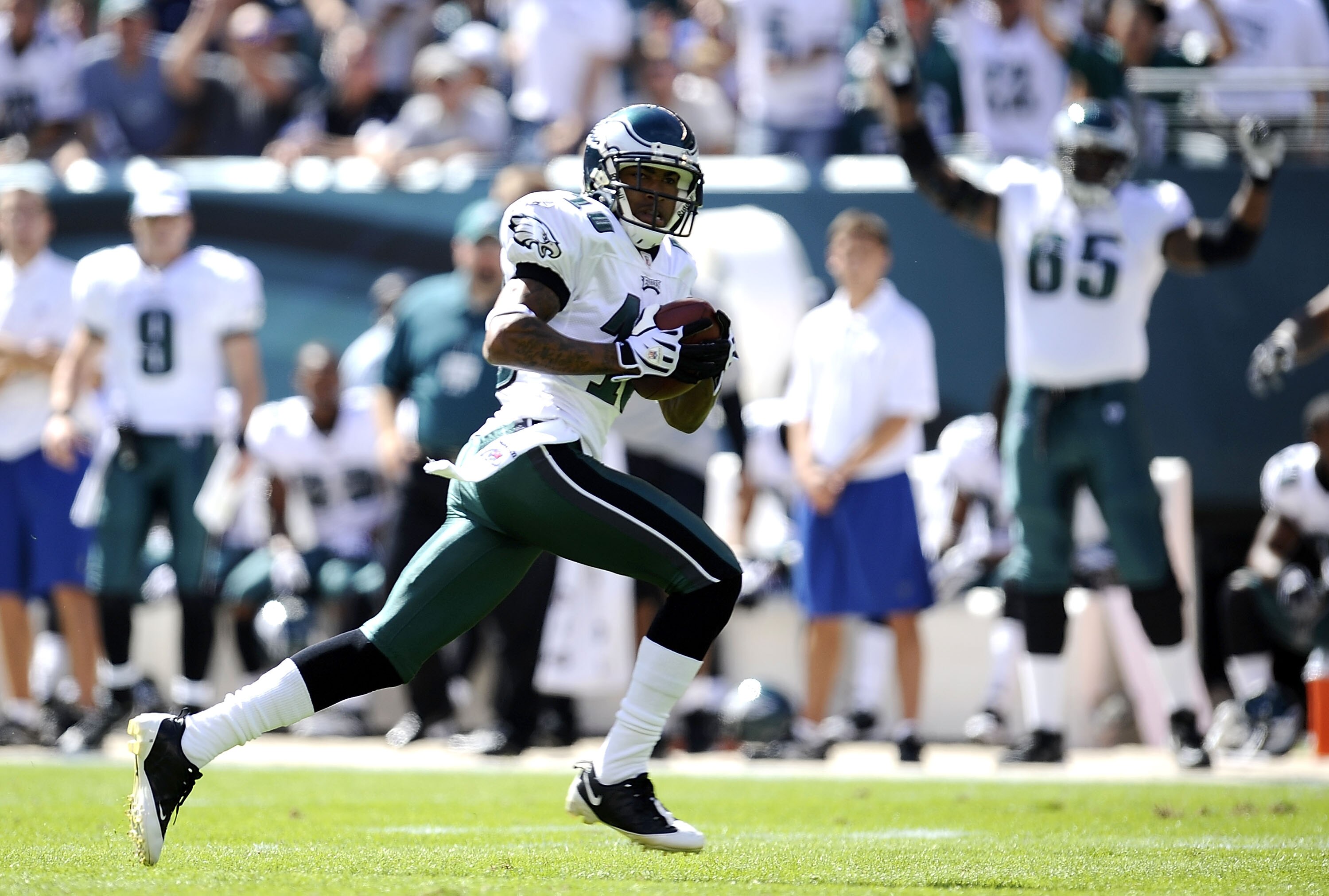 PHILADELPHIA - SEPTEMBER 20: DeSean Jackoson #10 of the Philadelphia Eagles runs for a touchdown against the New Orleans Saints during their game at Lincoln Financial Field on September 20, 2009 in Philadelphia, Pennsylvania.  (Photo by Jeff Zelevansky/Ge