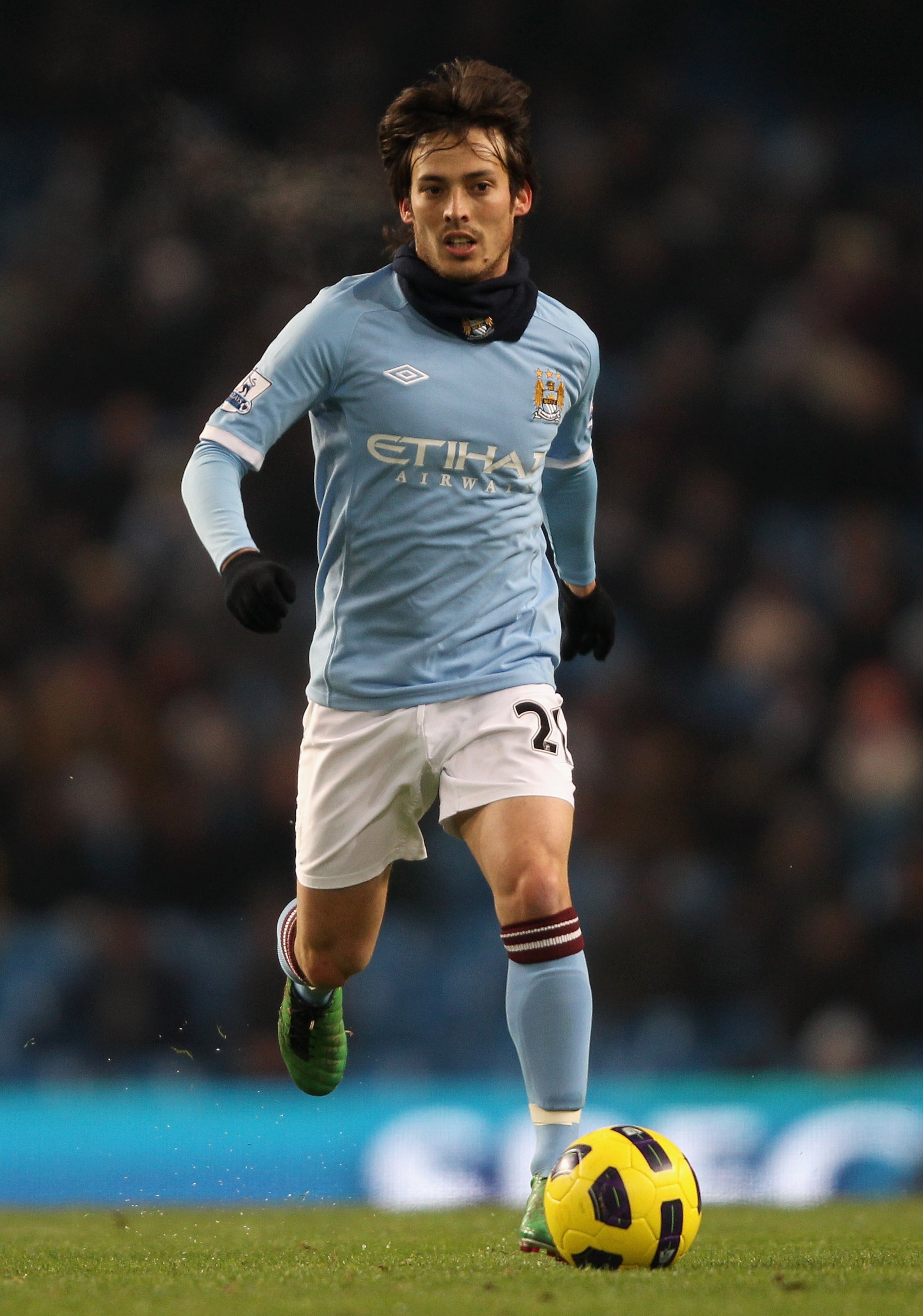MANCHESTER, ENGLAND - DECEMBER 20:  David Silva of Manchester City in action during the Barclays Premier League match between Manchester City and Everton at City of Manchester Stadium on December 20, 2010 in Manchester, England.  (Photo by Clive Brunskill