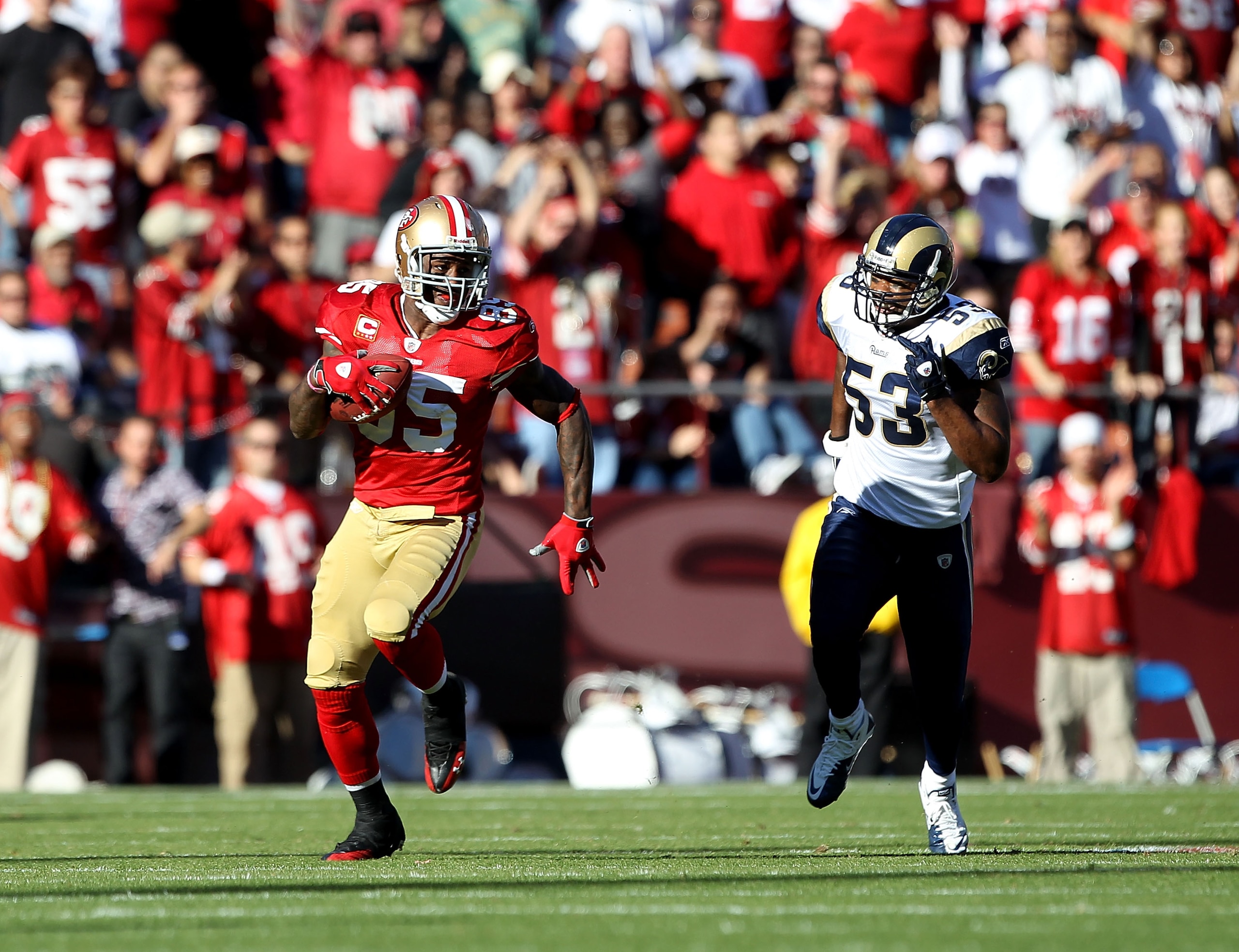 SAN FRANCISCO - NOVEMBER 14:  Vernon Davis #85 of the San Francisco 49ers outruns Na'il Diggs #53 of the St. Louis Rams at Candlestick Park on November 14, 2010 in San Francisco, California.  (Photo by Ezra Shaw/Getty Images)