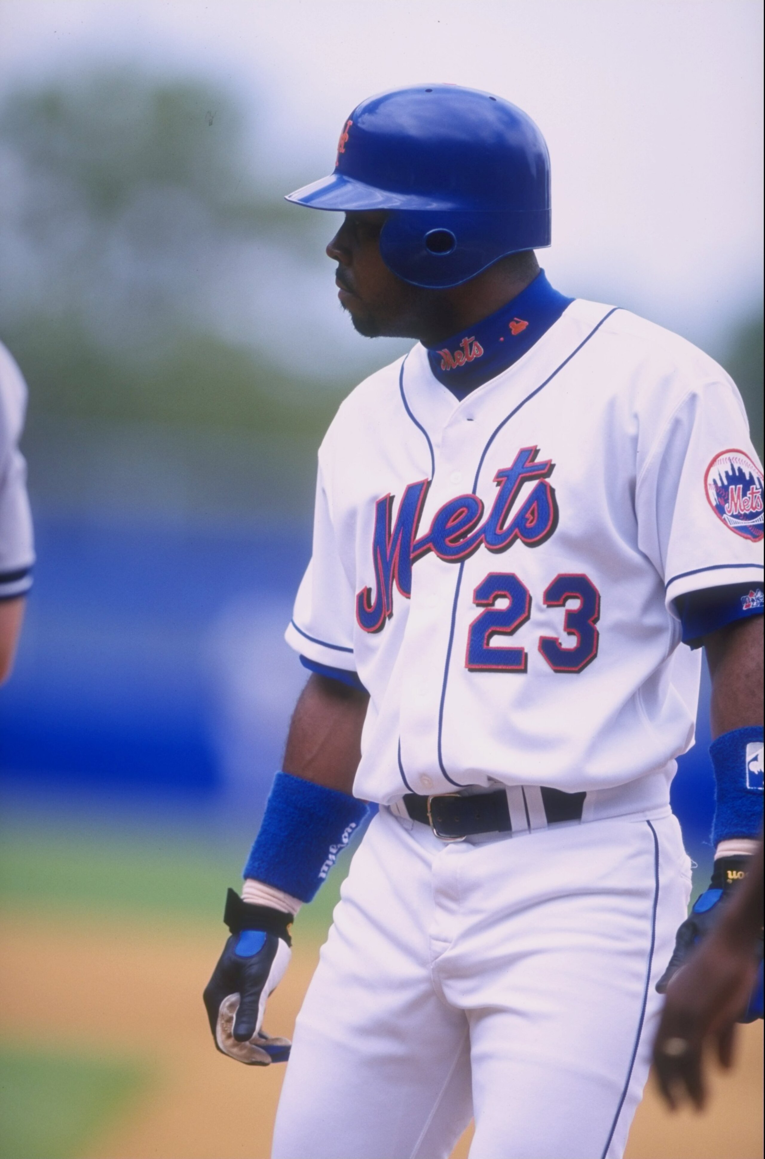 26 Jun 1998: Bernard Gilkey #23 of the New York Mets in action during an interleague game against the New York Yankees at Shea Stadium in Flushing, New York. The Yankees defeated the Mets 7-2.