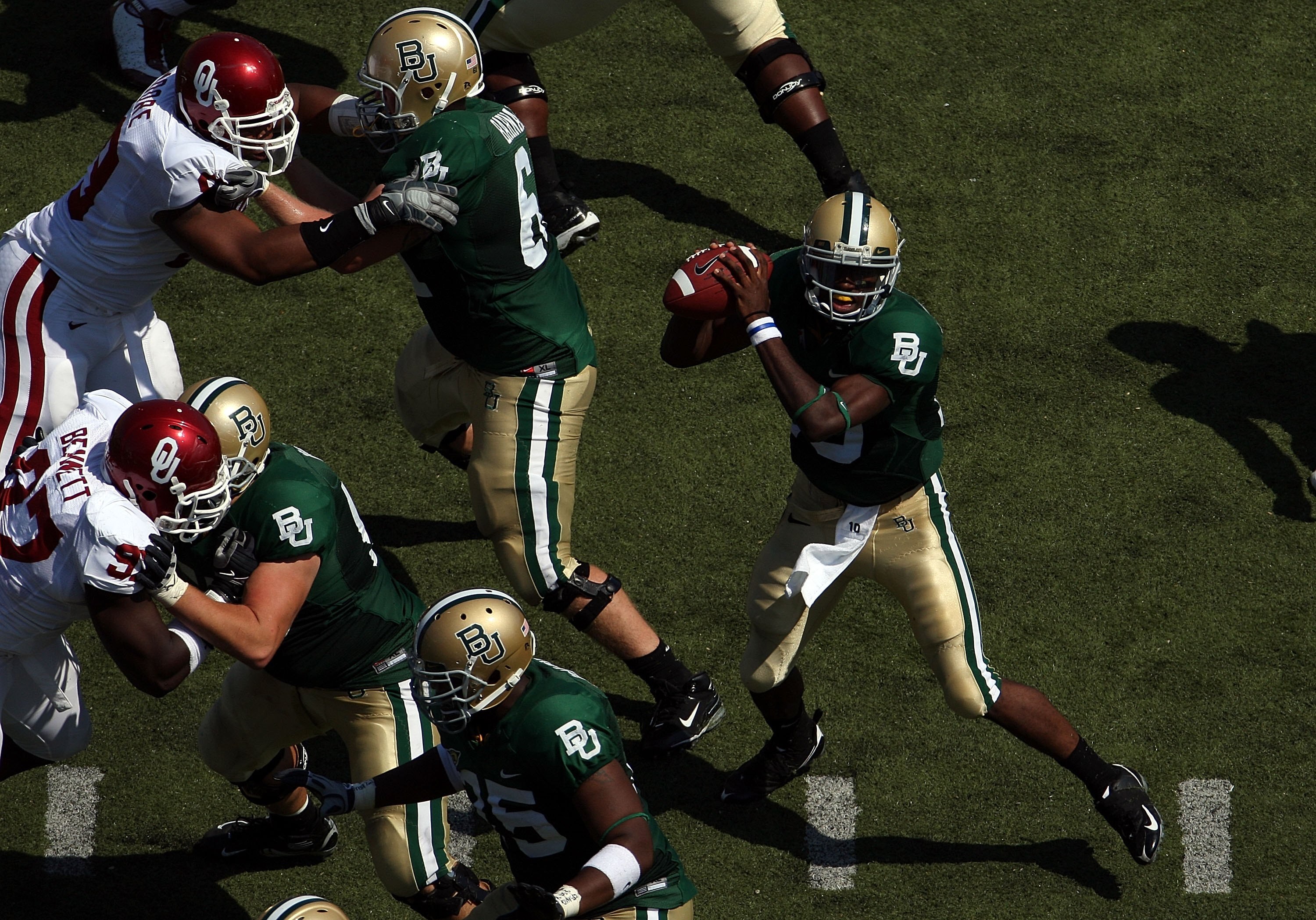 WACO, TX - OCTOBER 04:  Quarterback Robert Griffin #10 of the Baylor Bears drops back to pass against the Oklahoma Sooners at Floyd Casey Stadium on October 4, 2008 in Waco, Texas.  (Photo by Ronald Martinez/Getty Images)