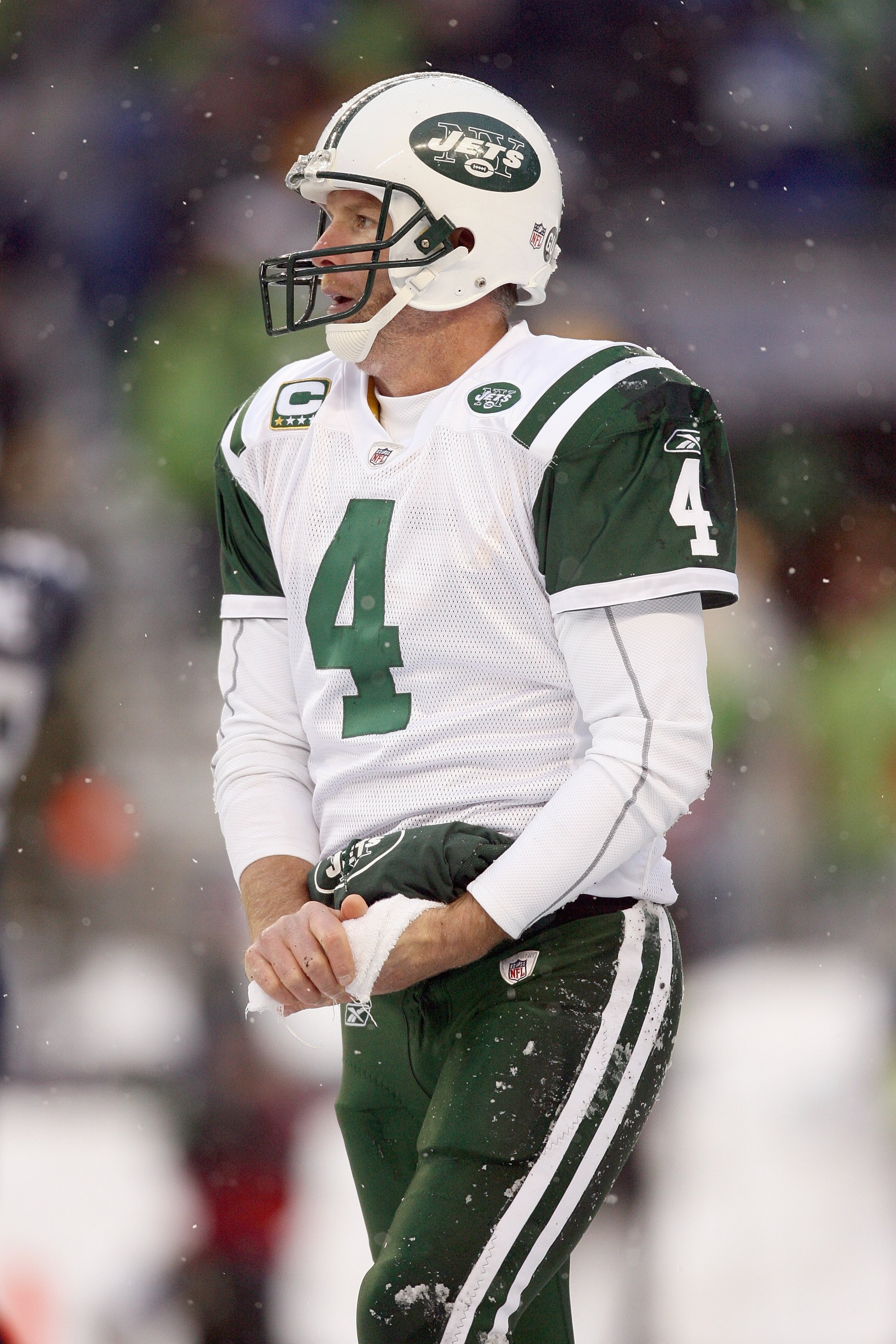 SEATTLE - DECEMBER 21:  Quarterback Brett Favre #4 of the New York Jets warms his hands during the game against the Seattle Seahawks on December 21, 2008 at Qwest Field in Seattle, Washington. The Seahawks defeated the Jets 13-3. (Photo by Otto Greule Jr/