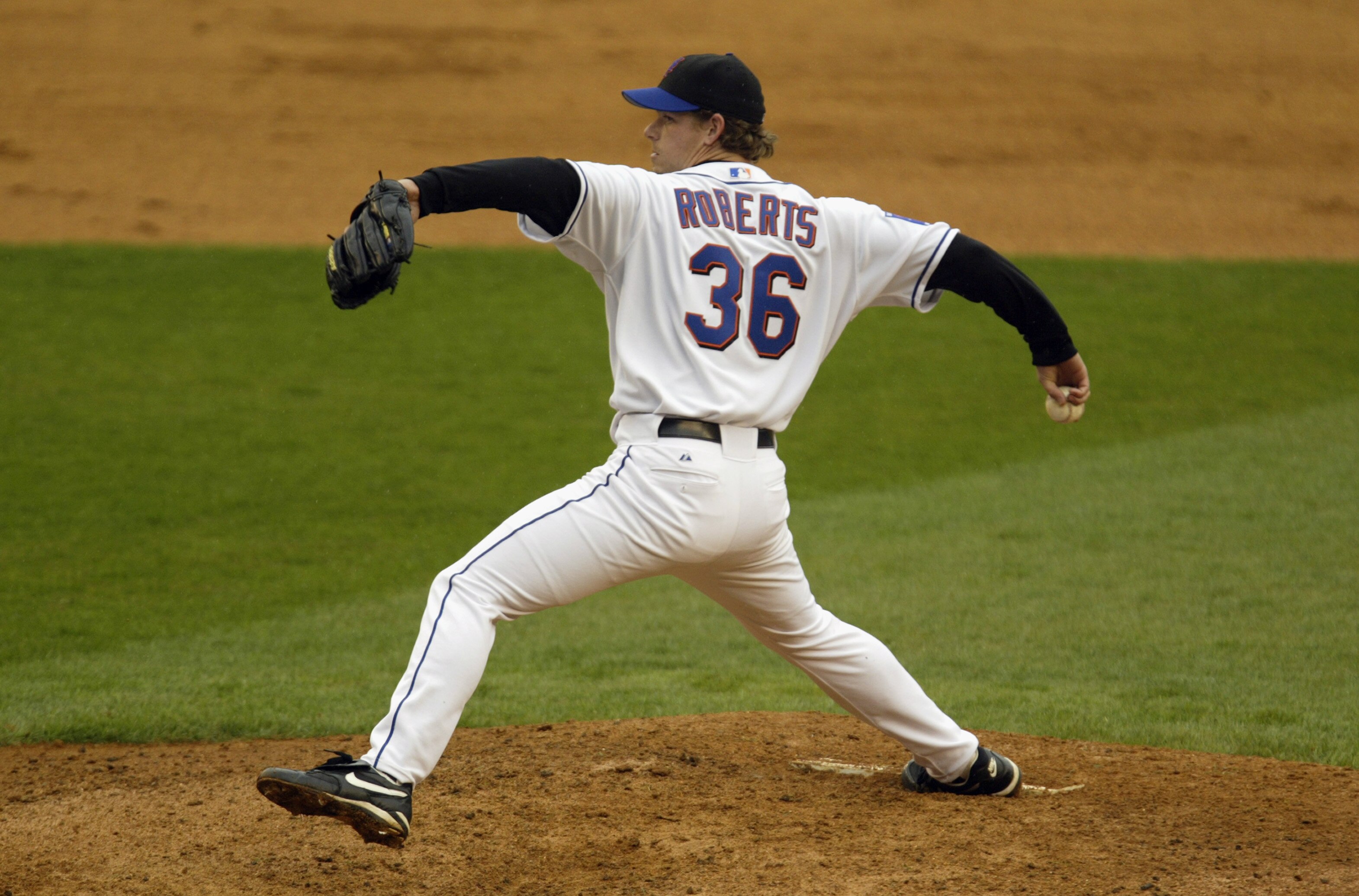 FLUSHING, NY - APRIL 12 :  Pitcher Grant Roberts #36 of the New York Mets pitches during the game against the Atlanta Braves at Shea Stadium on April 12, 2004 in Flushing, New York. The Mets defeated the Braves 10-6. (Photo by Chris Trotman/Getty Images)