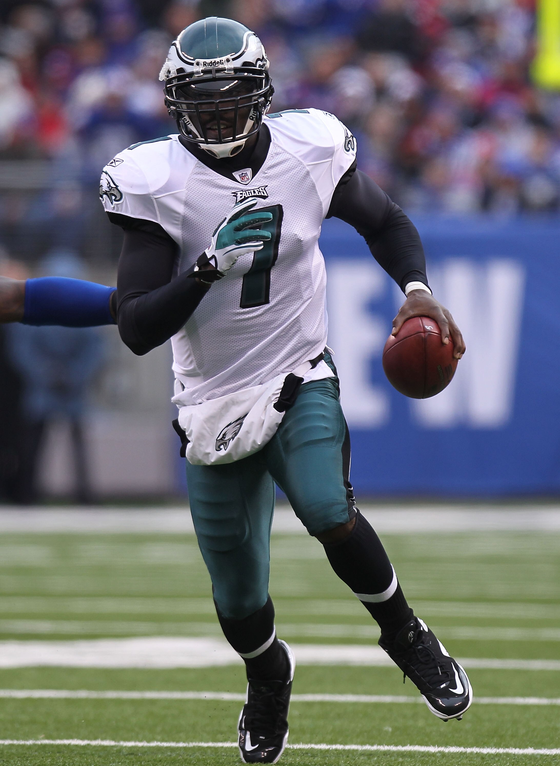 EAST RUTHERFORD, NJ - DECEMBER 19:  Michael Vick #7 of the Philadelphia Eagles rushes against the New York Giants at New Meadowlands Stadium on December 19, 2010 in East Rutherford, New Jersey.  (Photo by Nick Laham/Getty Images)