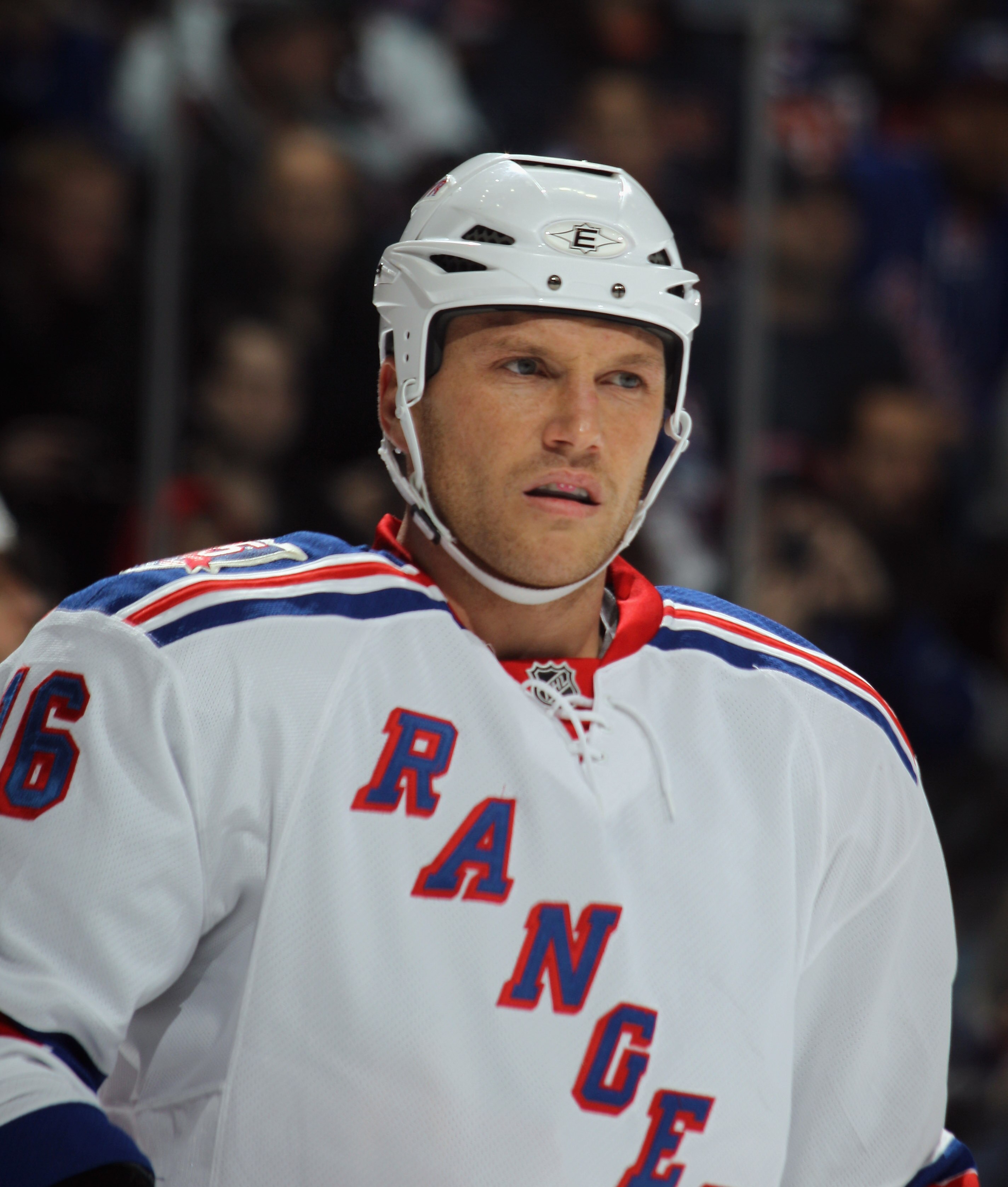 UNIONDALE, NY - DECEMBER 02: Sean Avery #16 of the New York Rangers skates against the New York Islanders at the Nassau Coliseum on December 2, 2010 in Uniondale, New York.  (Photo by Bruce Bennett/Getty Images)