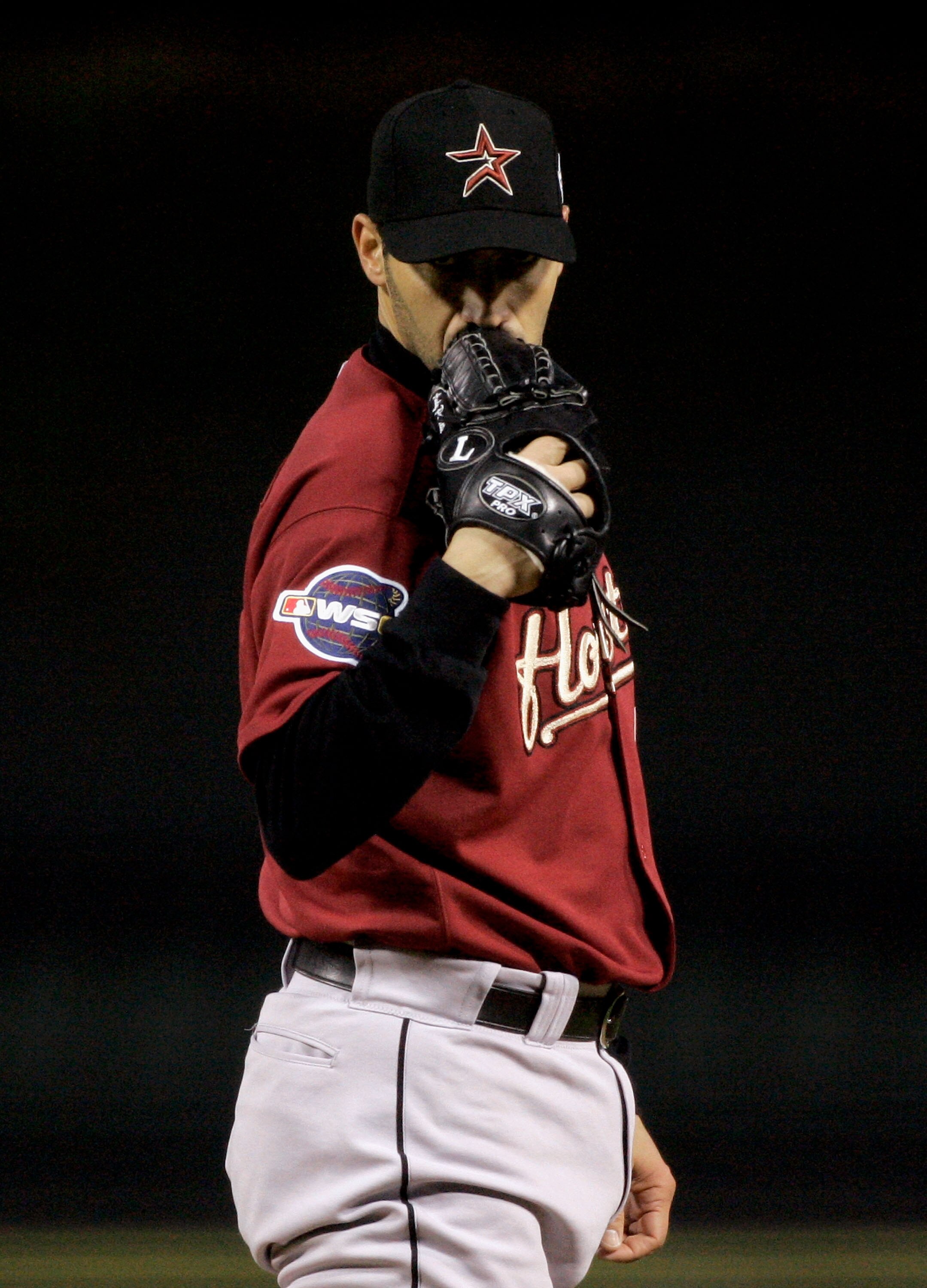 CHICAGO - OCTOBER 23:  Starting pitcher Andy Pettitte #21 of the Houston Astros prepares to throw  a pitch against the Chicago White Sox during Game Two of the 2005 Major League Baseball World Series at U.S. Celluar Field on October 23, 2005 in Chicago, I
