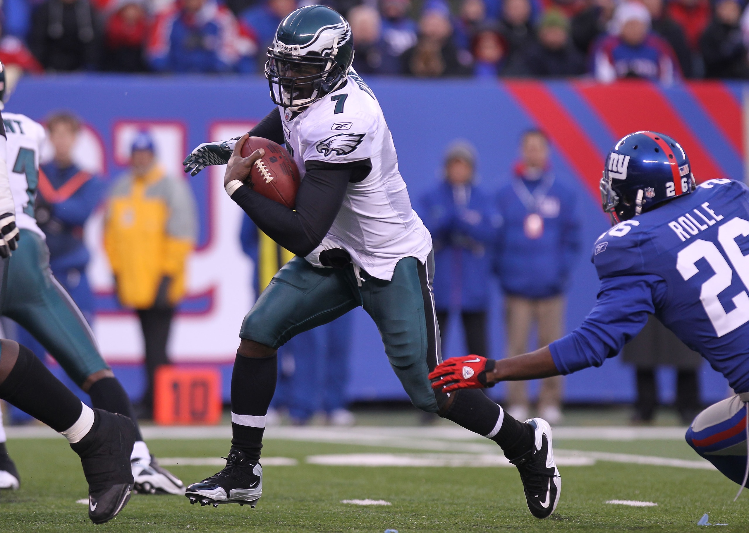 EAST RUTHERFORD, NJ - DECEMBER 19:  Michael Vick #7 of the Philadelphia Eagles rushes for a touchdown against the New York Giants at New Meadowlands Stadium on December 19, 2010 in East Rutherford, New Jersey.  (Photo by Nick Laham/Getty Images)