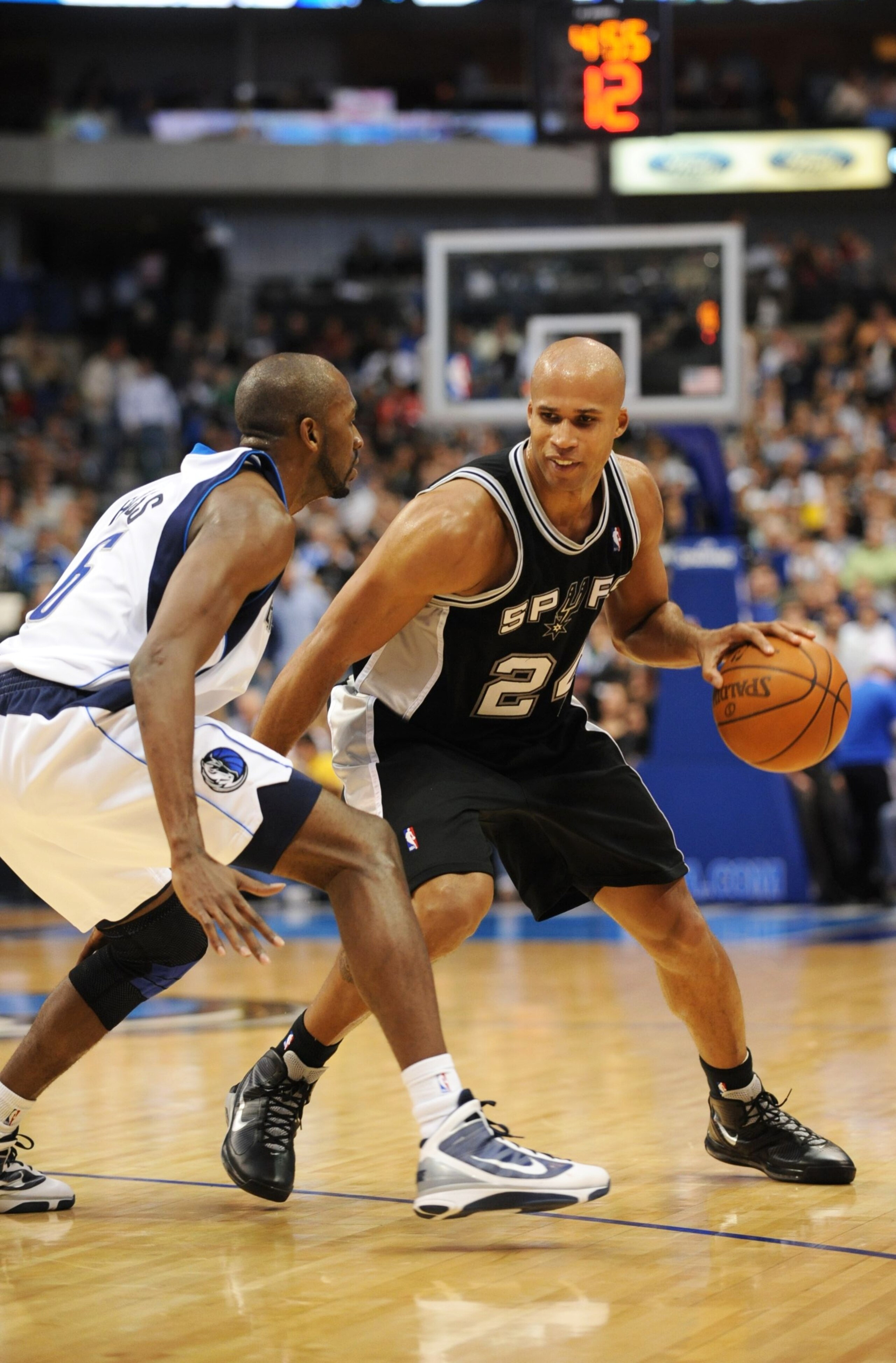DALLAS - NOVEMBER 18:  Richard Jefferson #24 of the San Antonio Spurs moves the ball against Quinton Ross #6 of the Dallas Mavericks during the game at American Airlines Center on November 18, 2009 in Dallas, Texas. NOTE TO USER: User expressly acknowledg