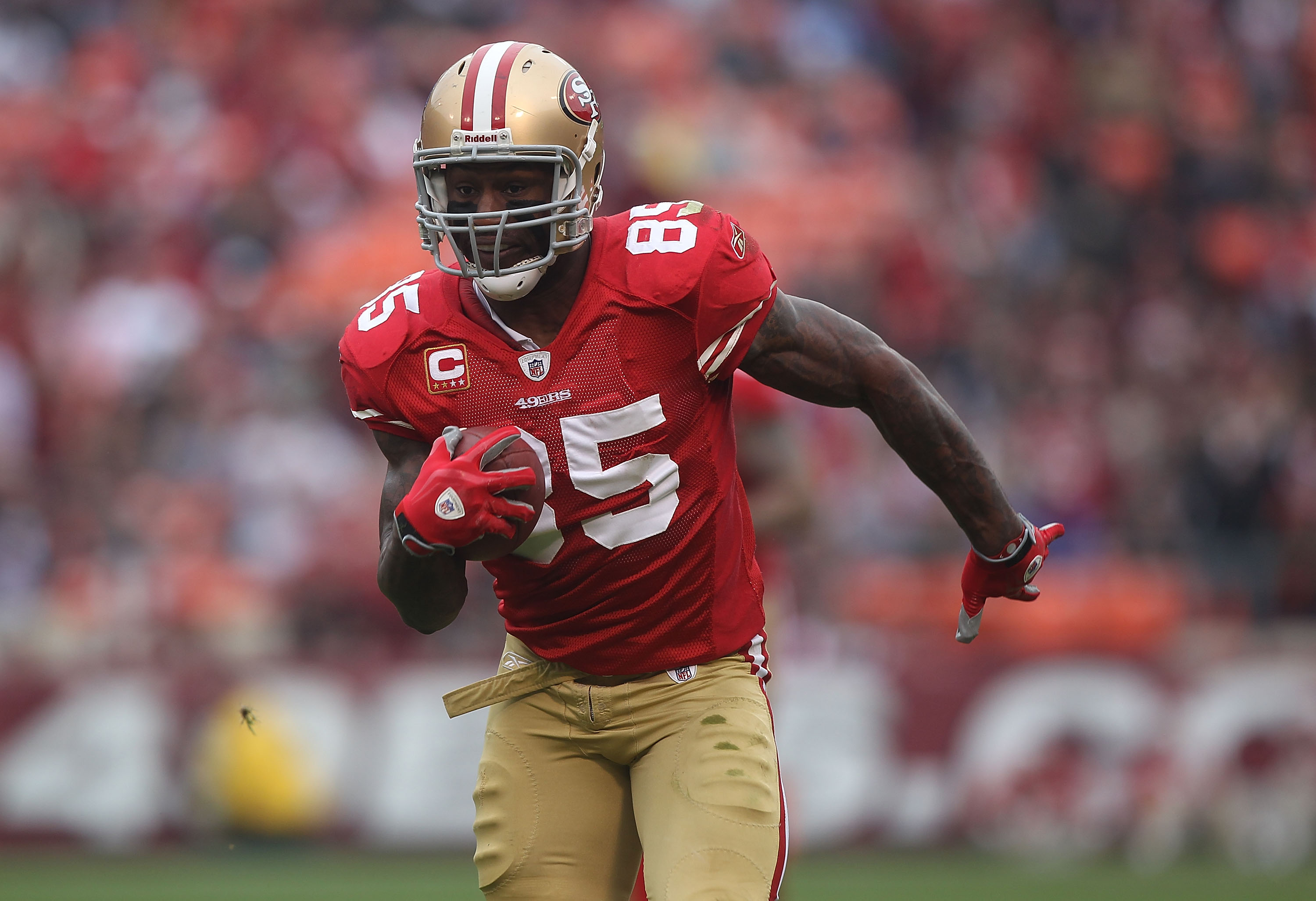 SAN FRANCISCO - DECEMBER 12: Vernon Davis #85 of the San Francisco 49ers runs for a tochdown after a catch against the Seattle Seahawks during an NFL game at Candlestick Park on December 12, 2010 in San Francisco, California. (Photo by Jed Jacobsohn/G SAN FRANCISCO - DECEMBER 12: Vernon Davis #85 of the San Francisco 49ers runs for a tochdown after a catch against the Seattle Seahawks during an NFL game at Candlestick Park on December 12, 2010 in San Francisco, California. (Photo by Jed Jacobsohn/G