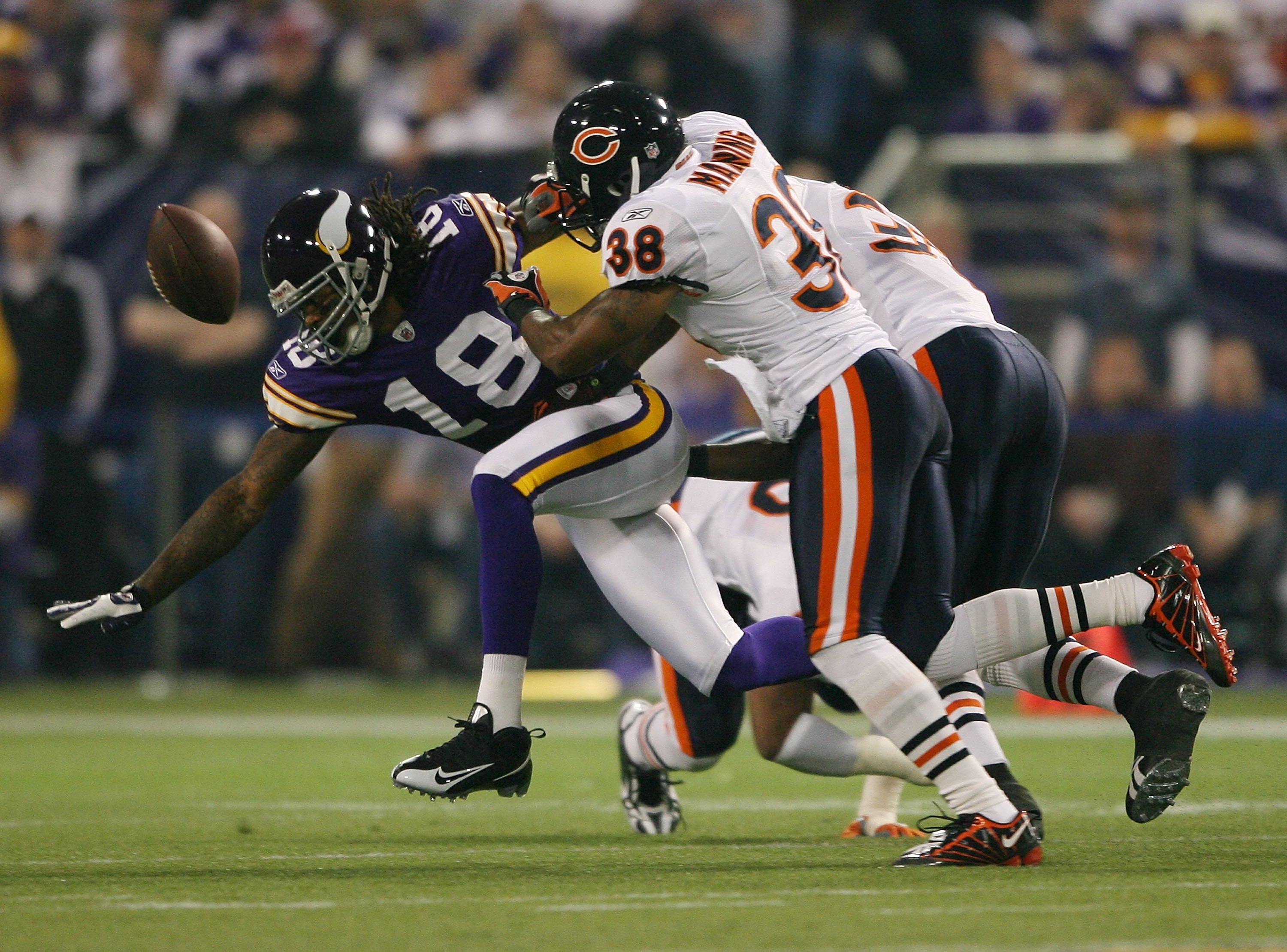 MINNEAPOLIS - NOVEMBER 29:  Sidney Rice #18 of the Minnesota Vikings misses a pass as Danieal Manning #38 of the Chicago Bears defends on November 29, 2009 at Hubert H. Humphrey Metrodome in Minneapolis, Minnesota.  (Photo by Elsa/Getty Images)