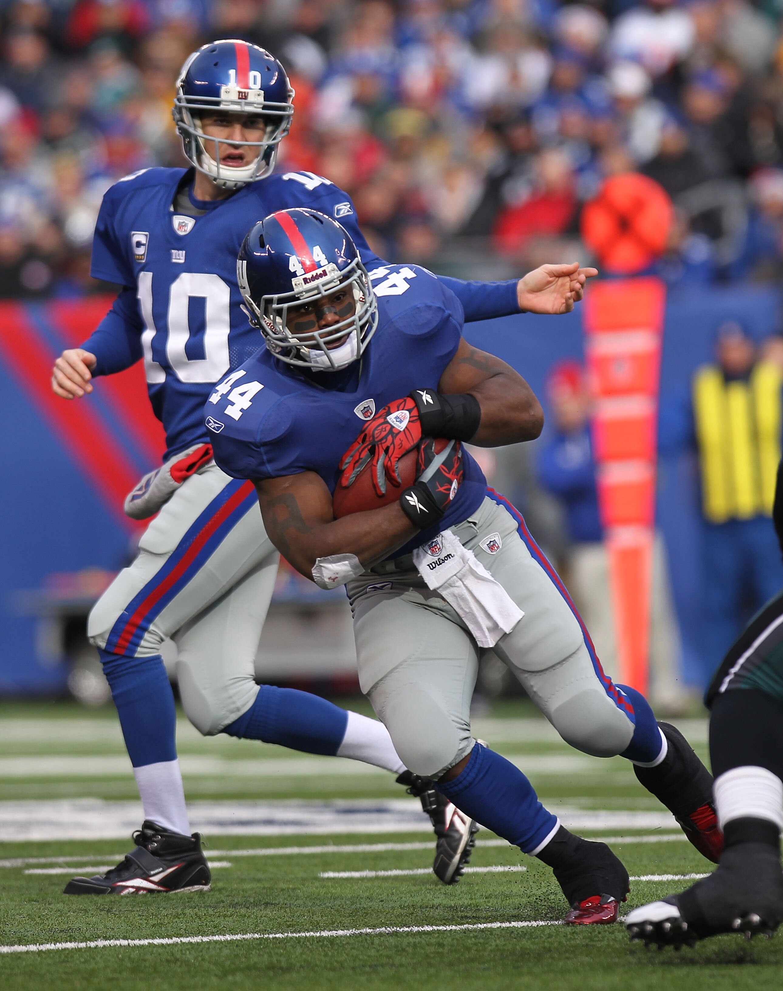 EAST RUTHERFORD, NJ - DECEMBER 19:  Eli Manning #10 of the New York Giants hands the ball off to Ahmad Bradshaw #44 against the Philadelphia Eagles at New Meadowlands Stadium on December 19, 2010 in East Rutherford, New Jersey.  (Photo by Nick Laham/Getty