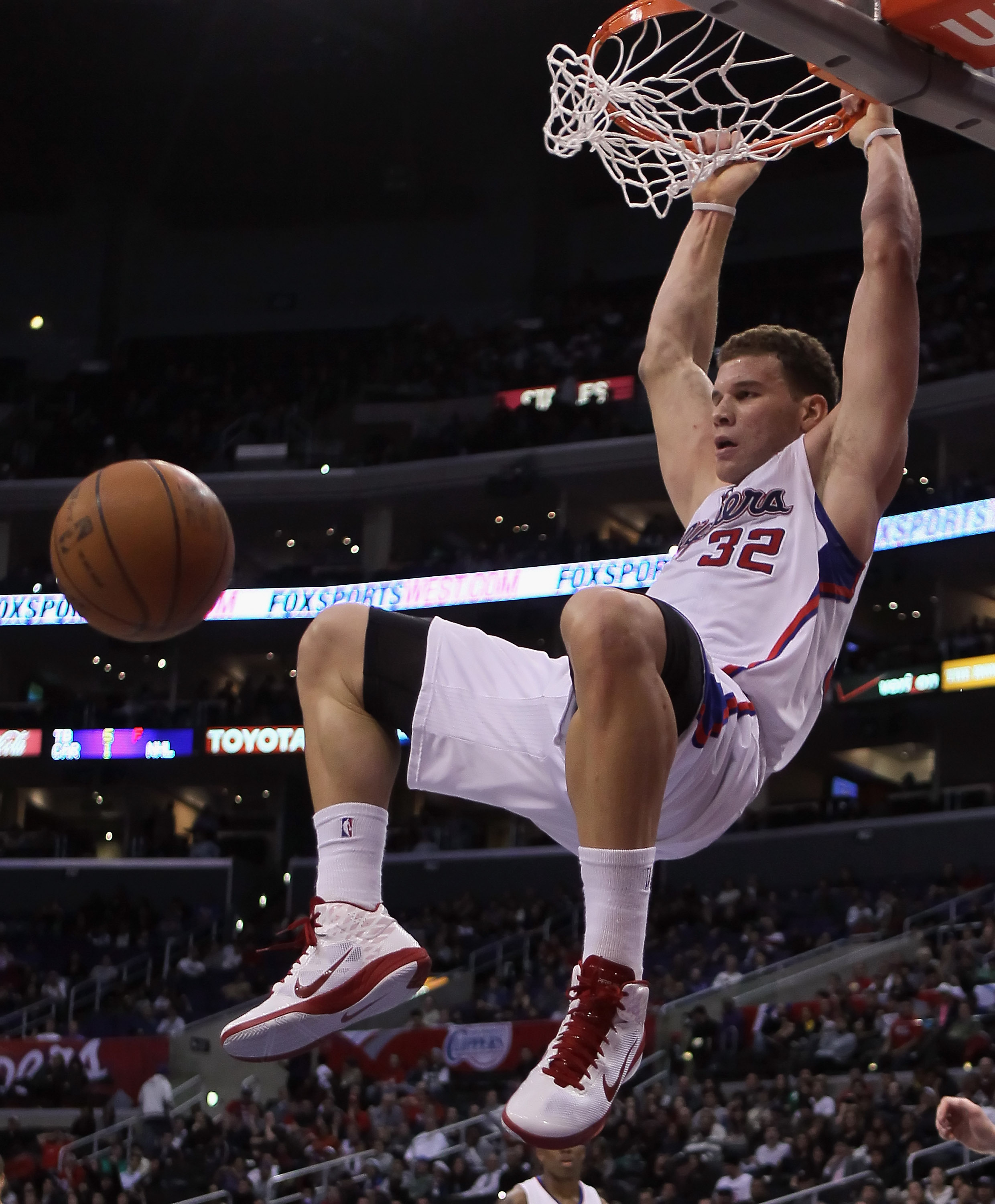 LOS ANGELES, CA - DECEMBER 20:  Blake Griffin #32 of the Los Angeles Clippers goes up for a dunk during the second half against the Minnesota Timberwolves at Staples Center on December 20, 2010 in Los Angeles, California. The Clippers defeated the Timberw