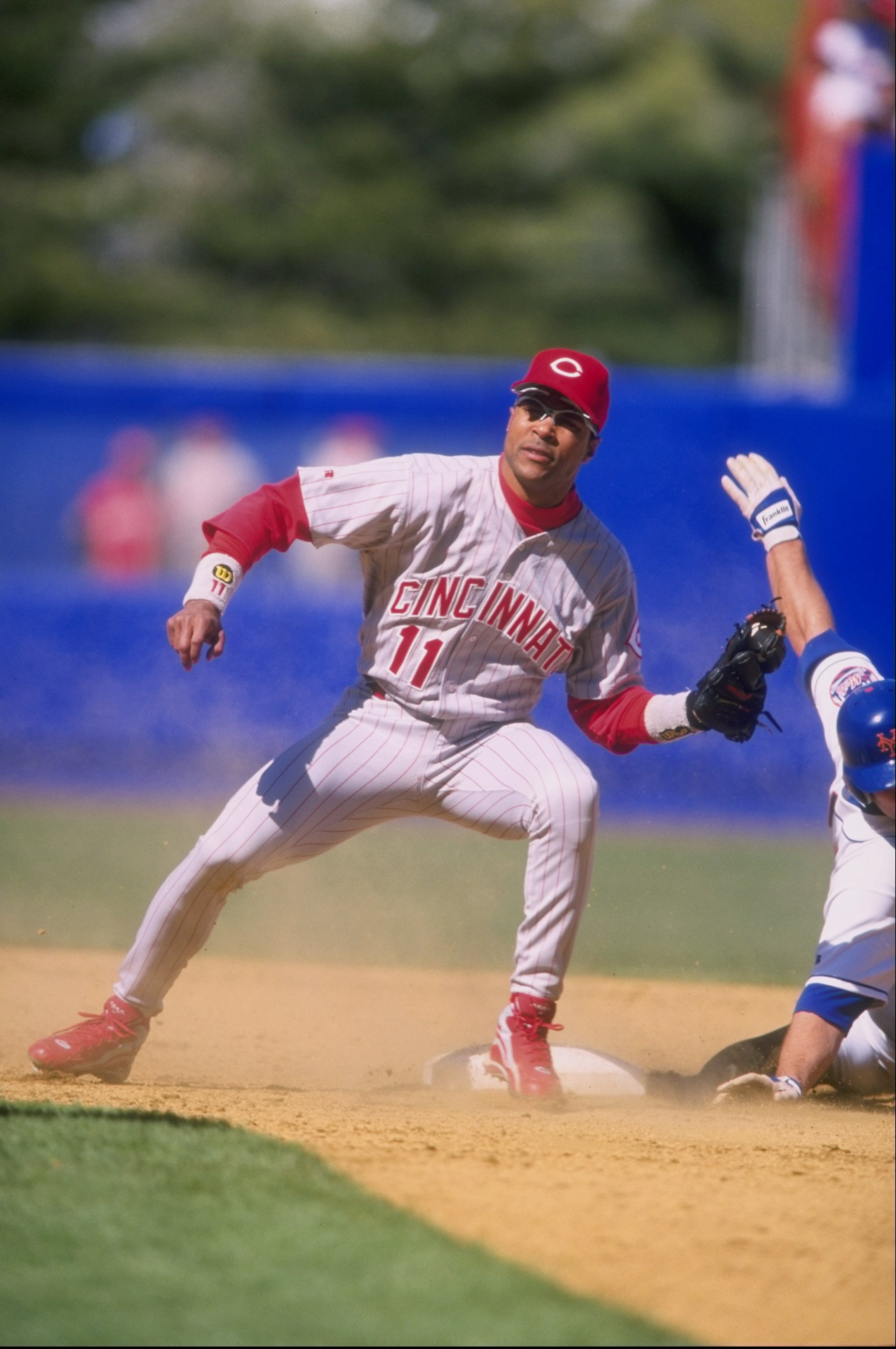 25 Apr 1998:  Infielder Barry Larkin of the Cincinnati Reds in action during a game against the New York Mets at Shea Stadium in Flushing, New York.  The Reds defeated the Mets 2-0. Mandatory Credit: David Seelig  /Allsport