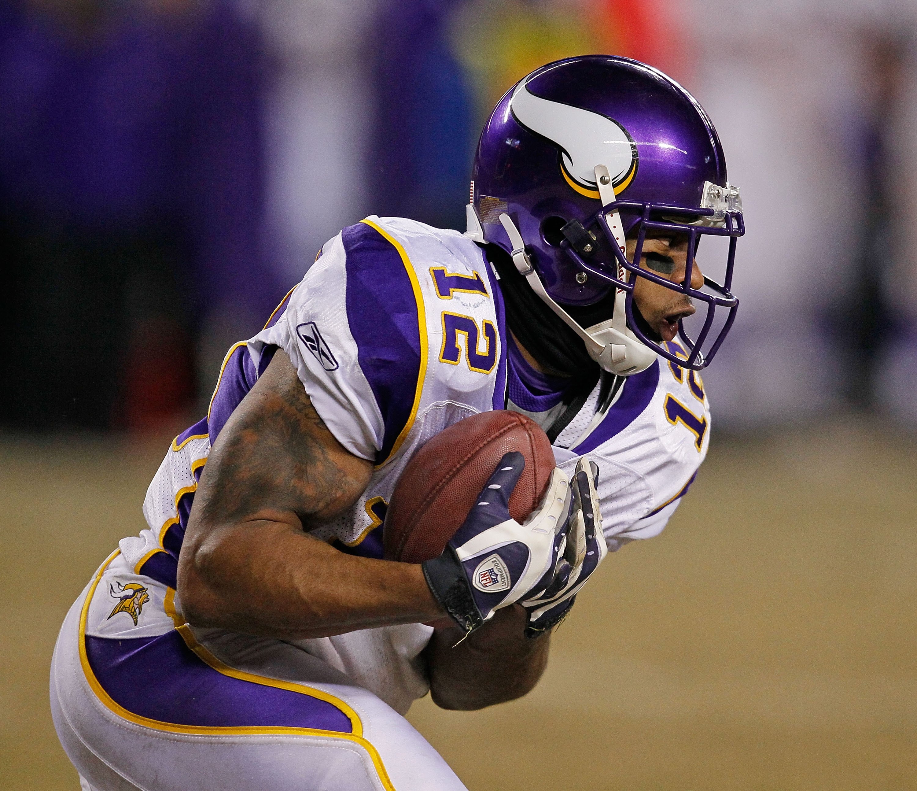 CHICAGO - DECEMBER 28: Percy Harvin #12 of the Minnesota Vikings fields a kick against the Chicago Bears at Soldier Field on December 28, 2009 in Chicago, Illinois. The Bears defeated the Vikings 36-30 in overtime. (Photo by Jonathan Daniel/Getty Images)