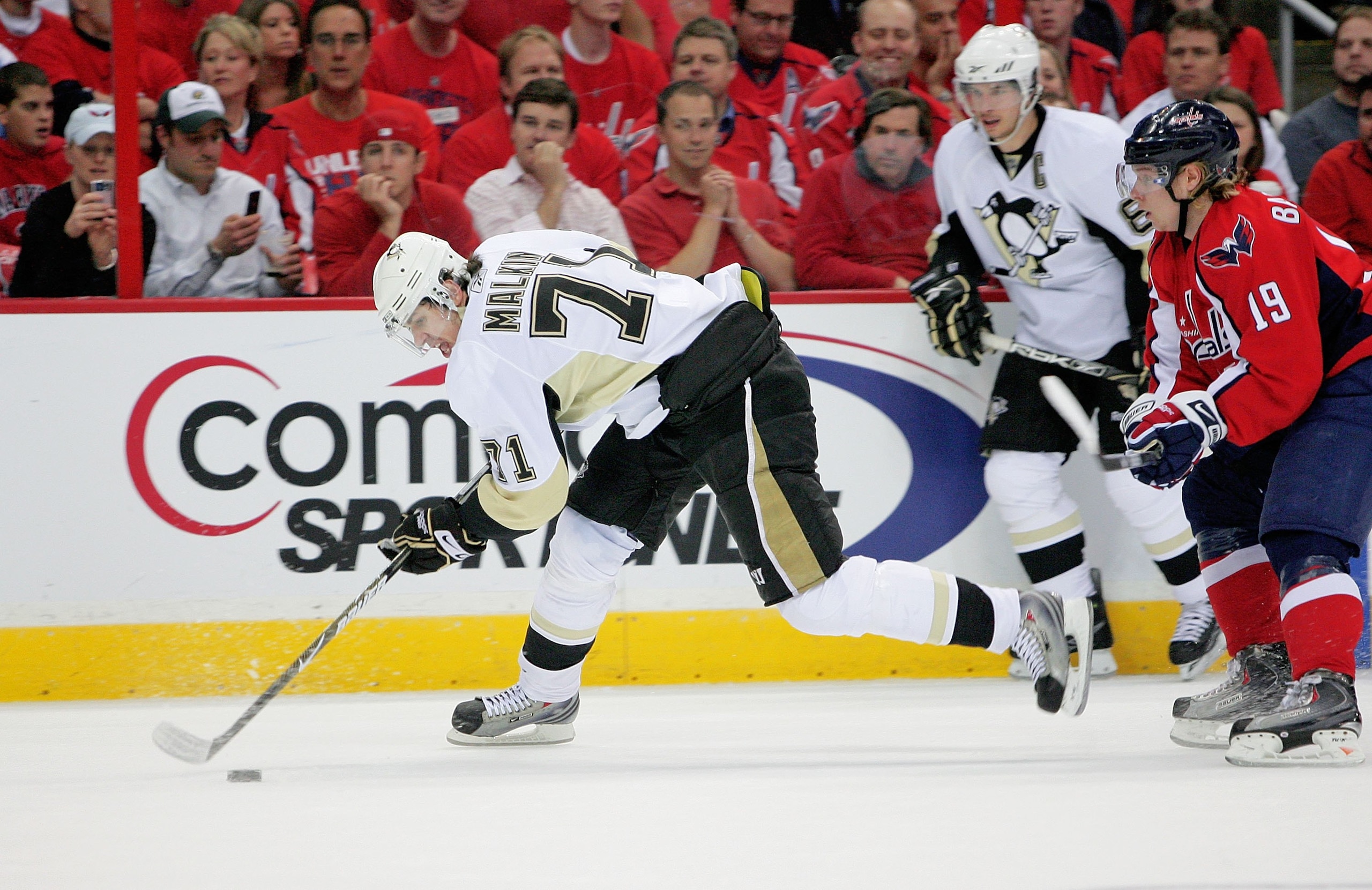 WASHINGTON - MAY 04:  Evgeni Malkin #71 of the Pittsburgh Penguins skates the puck around Nicklas Backstrom #19 of the Washington Capitals during Game Two of the Eastern Conference Semifinal Round of the 2009 Stanley Cup Playoffs on May 4, 2009 at the Ver