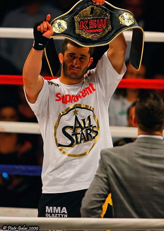 Mamed Khalidov, courtesy of (http://47.img.v4.skyrock.net/478/ibragim20-06-1996/pics/2870313072_1.jpg)