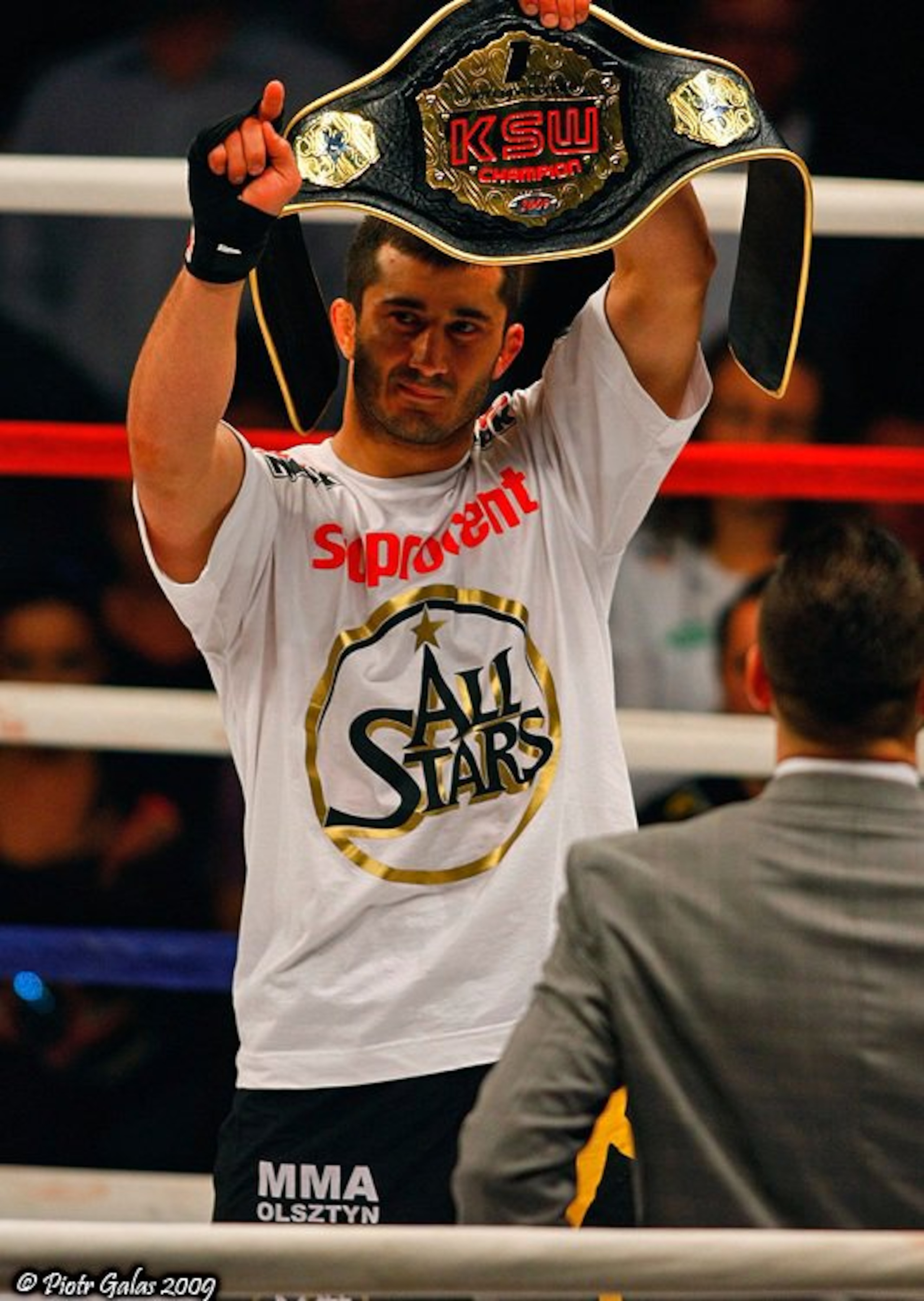 Mamed Khalidov, courtesy of (http://47.img.v4.skyrock.net/478/ibragim20-06-1996/pics/2870313072_1.jpg)