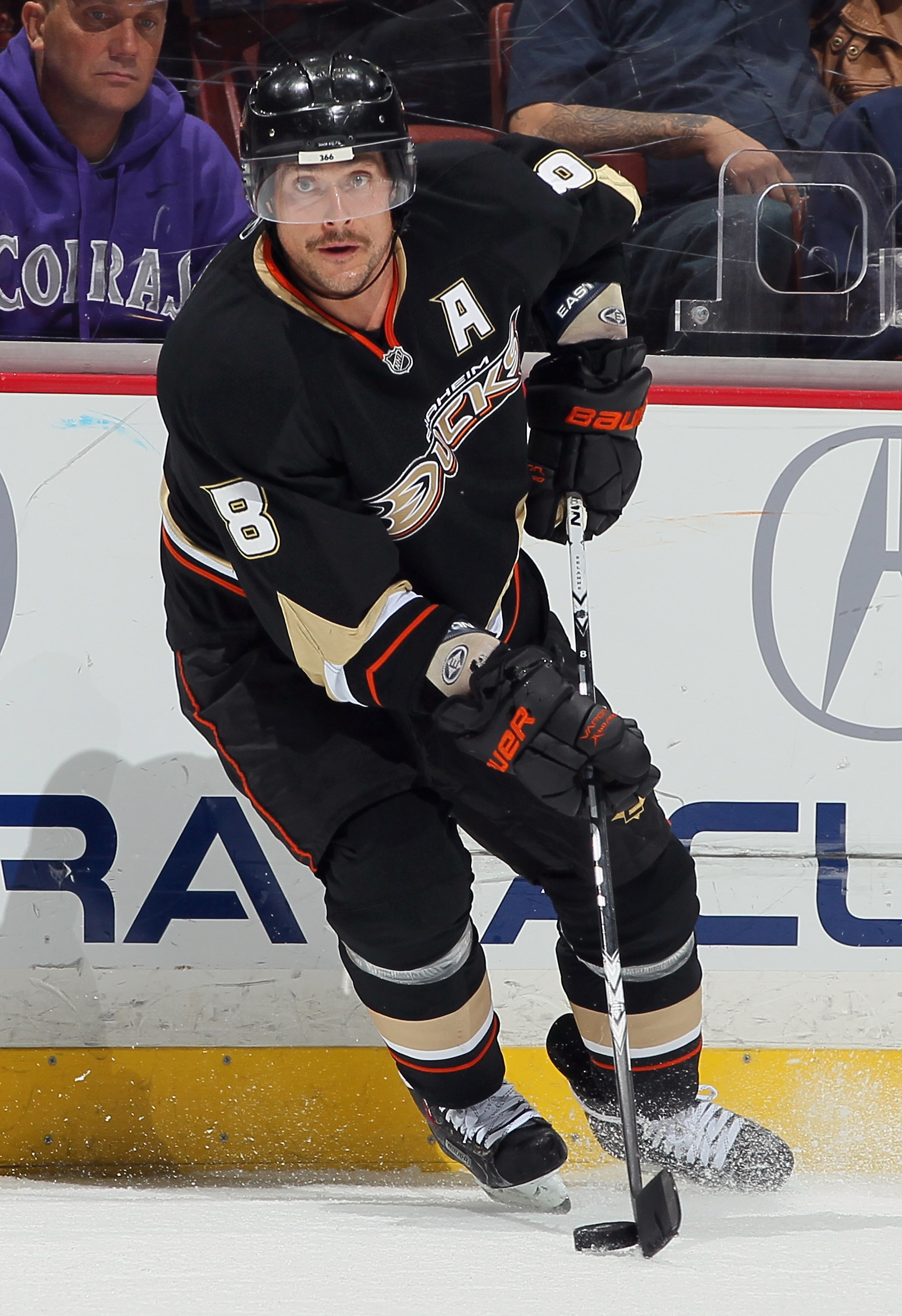 ANAHEIM, CA - NOVEMBER 19:  Teemu Selanne #8 of the Anaheim Ducks skates against the Columbus Blue Jackets at the Honda Center on November 19, 2010 in Anaheim, California. The Blue Jackets defeated the Ducks 4-3.  (Photo by Jeff Gross/Getty Images)