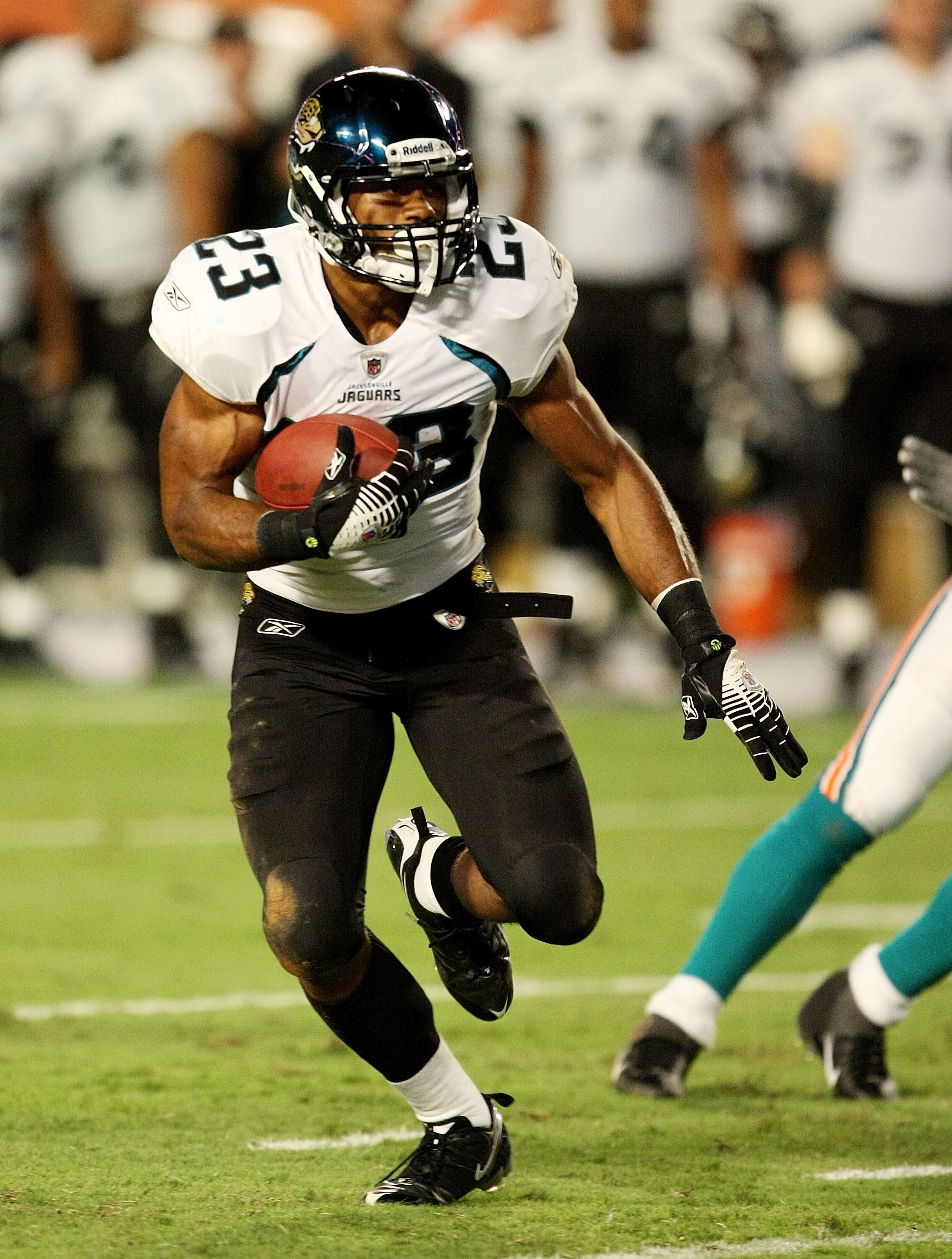 MIAMI - AUGUST 17:  Running back Rashard Jennings #23 of the Jacksonville Jaguars looks for room to run against the Miami Dolphins during a preseason game at Landshark Stadium on August 17, 2009 in Miami, Florida.  (Photo by Doug Benc/Getty Images)