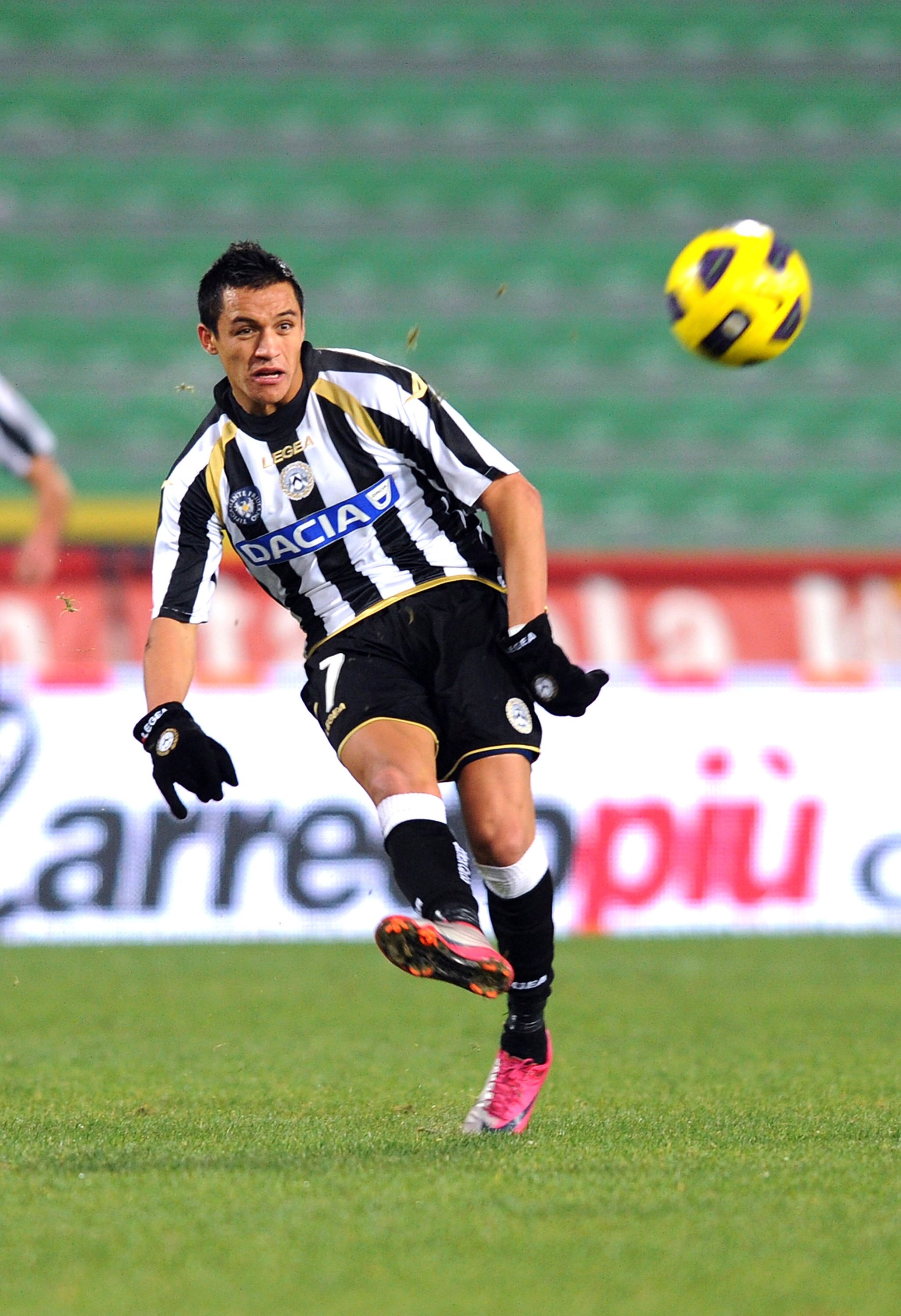 UDINE, ITALY - DECEMBER 11:  Alexis Sanchez of Udinese in action during the Serie A match between Udinese Calcio and ACF Fiorentina at Stadio Friuli on December 11, 2010 in Udine, Italy.  (Photo by Dino Panato/Getty Images)