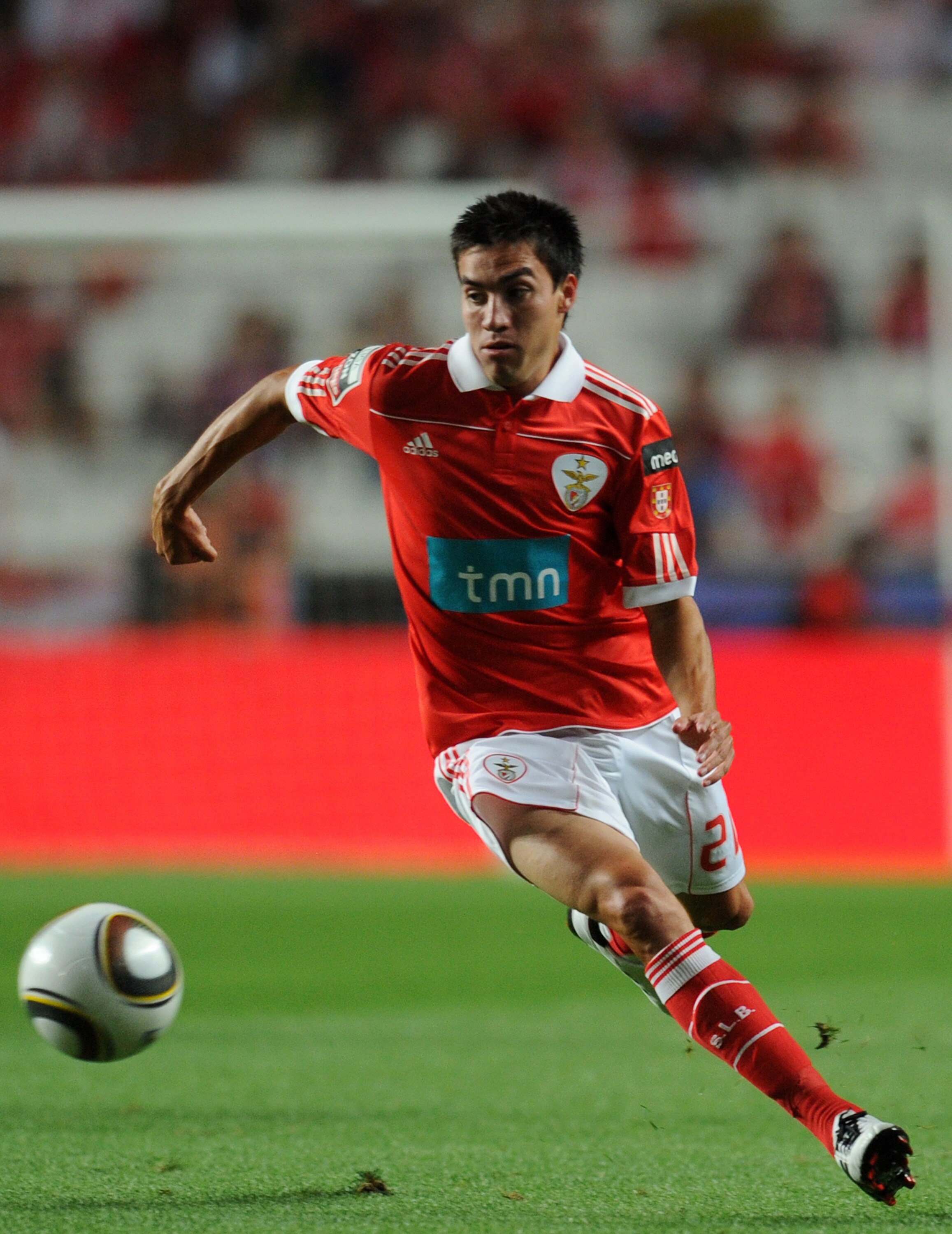 LISBON, PORTUGAL - AUGUST 28:  Nicolas Gaitan of Benfica controls the ball during the Portuguese Liga match between Vitoria Setubal and Benfica at Luz Stadium on August 28, 2010 in Lisbon, Portugal.  (Photo by Patricia de Melo/EuroFootball/Getty Images)