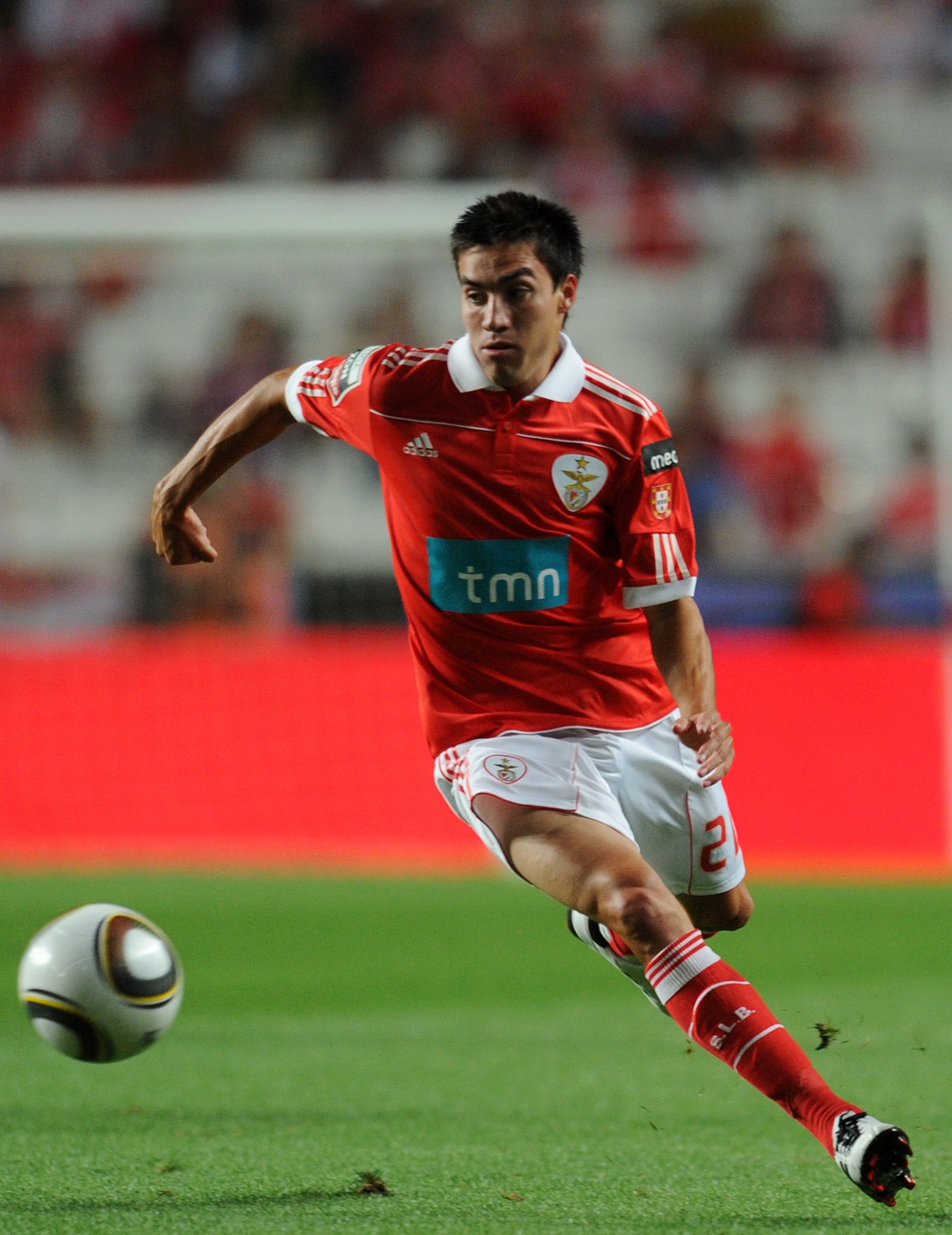LISBON, PORTUGAL - AUGUST 28:  Nicolas Gaitan of Benfica controls the ball during the Portuguese Liga match between Vitoria Setubal and Benfica at Luz Stadium on August 28, 2010 in Lisbon, Portugal.  (Photo by Patricia de Melo/EuroFootball/Getty Images)